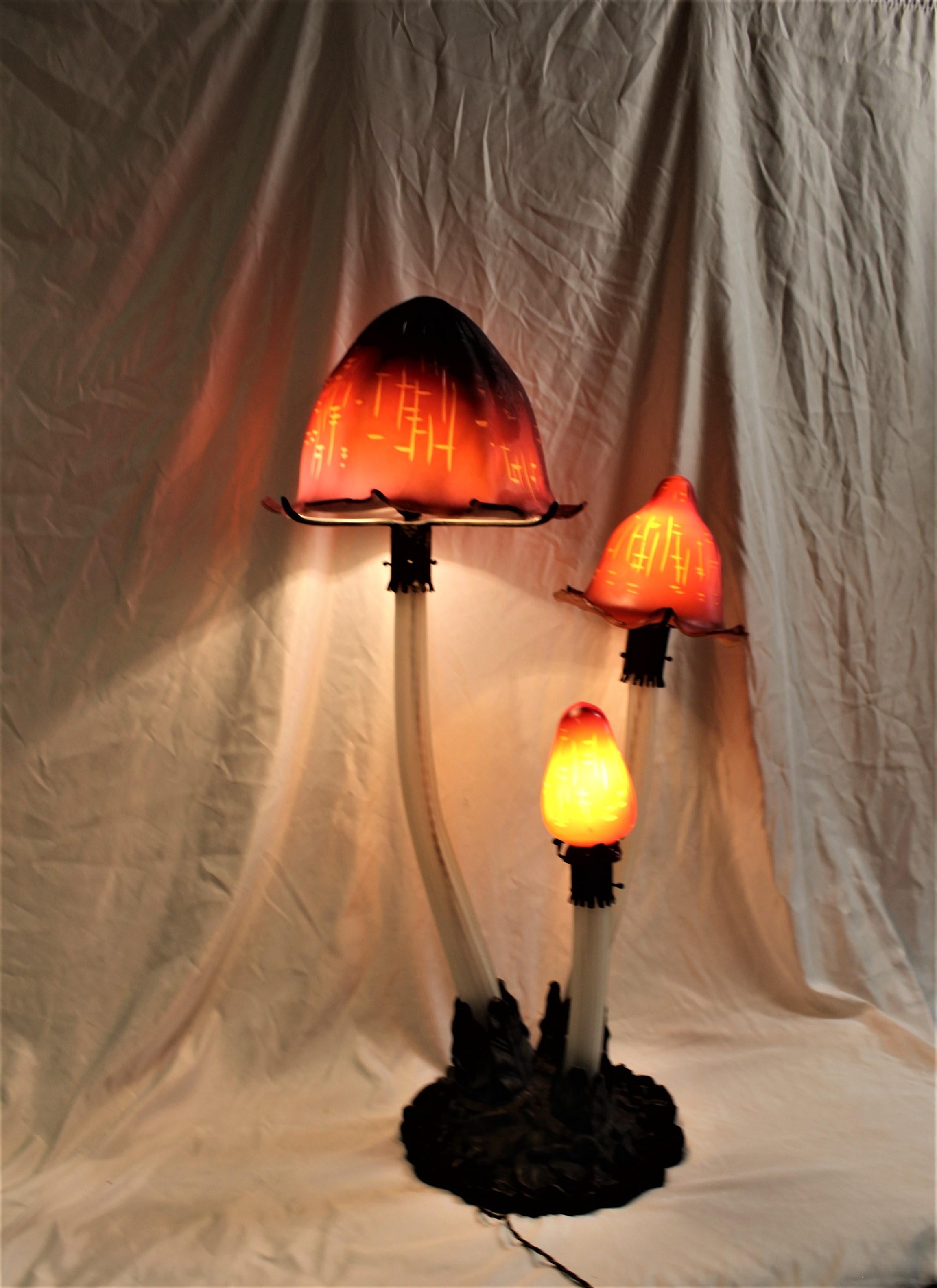 C'est l'une des lampes à champignons les plus célèbres de Galle. Mage personnalisé en Europe pour ressembler exactement à l'original. La grande ombre indique le nom. La base est en bronze. Les tiges sont en verre soufflé. Cette lampe est extrêmement
