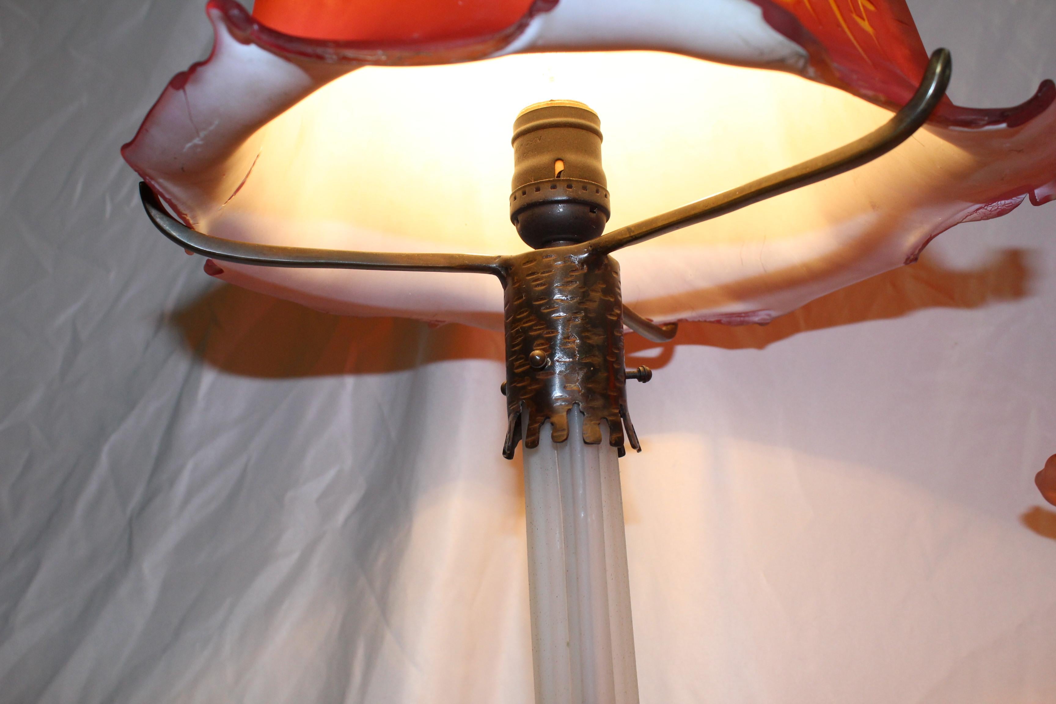 Grande lampe champignon Art Nouveau à la manière de Bon état - En vente à Los Angeles, CA