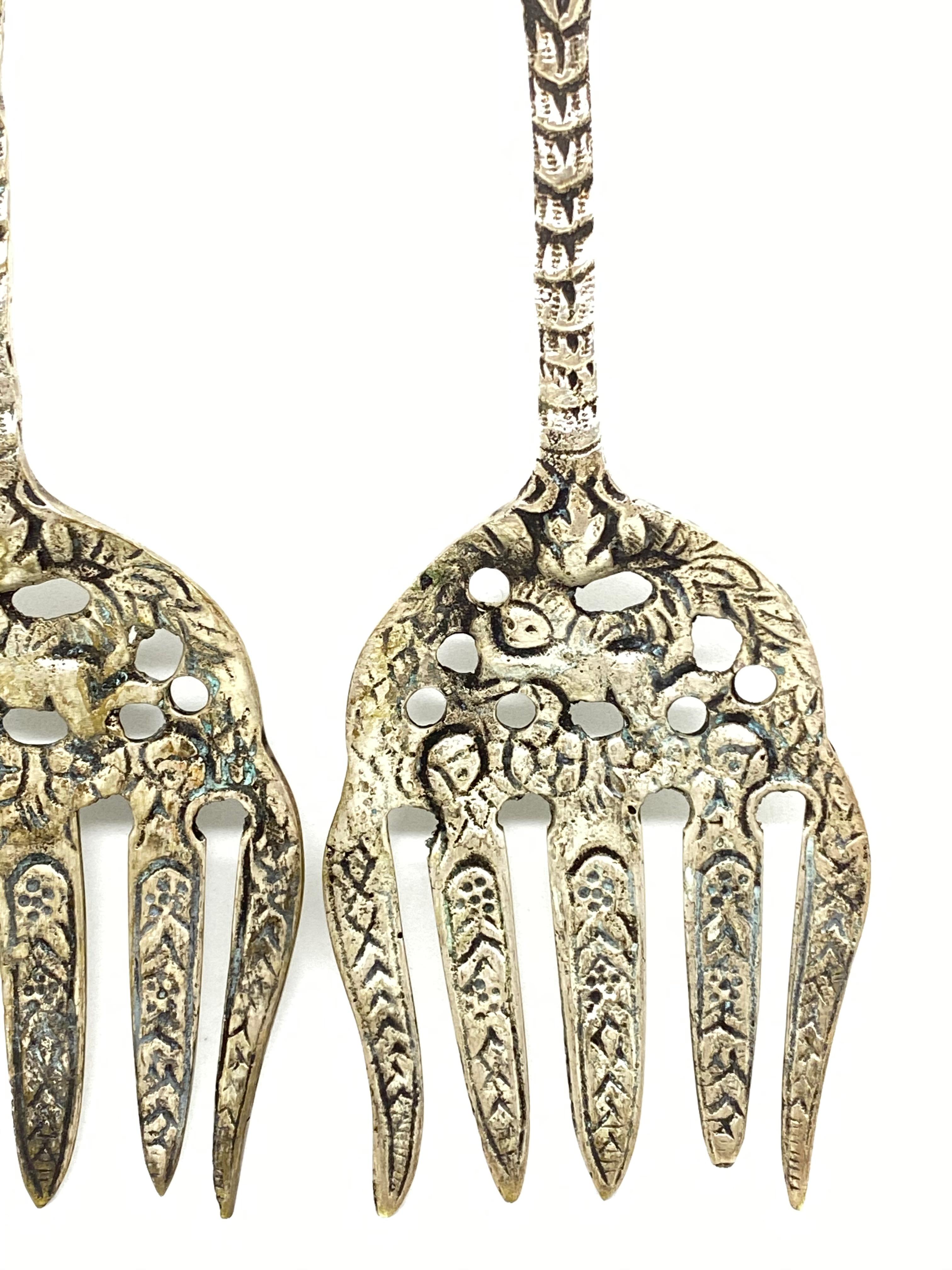 A pair of beautiful Art Nouveau 'Angel' serving forks for salad, fish or meat. These serving pieces are in a rare and antique 'Angel' design. Made of silver plated metal, it will make a nice addition to any table.
  