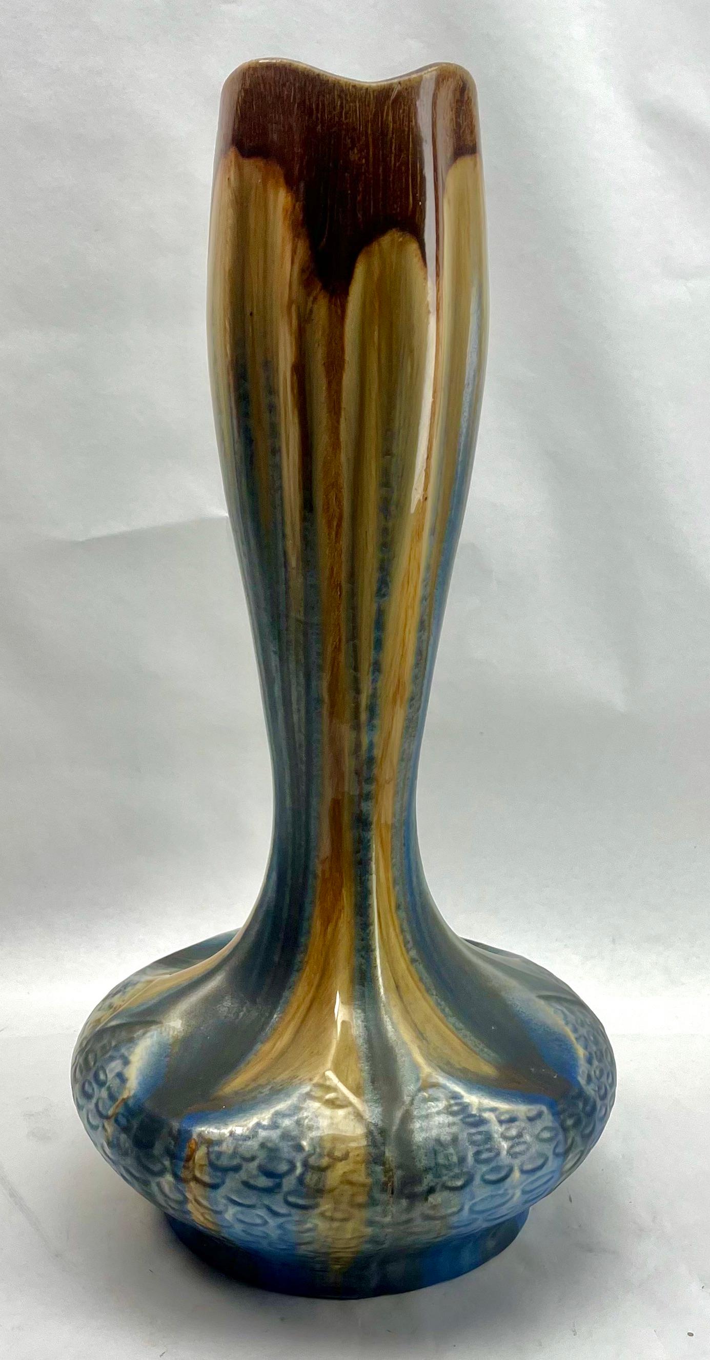 Vernissé Grand vase Soliflore Art Nouveau fait à la main avec détails émaillés à la main, années 1930 en vente