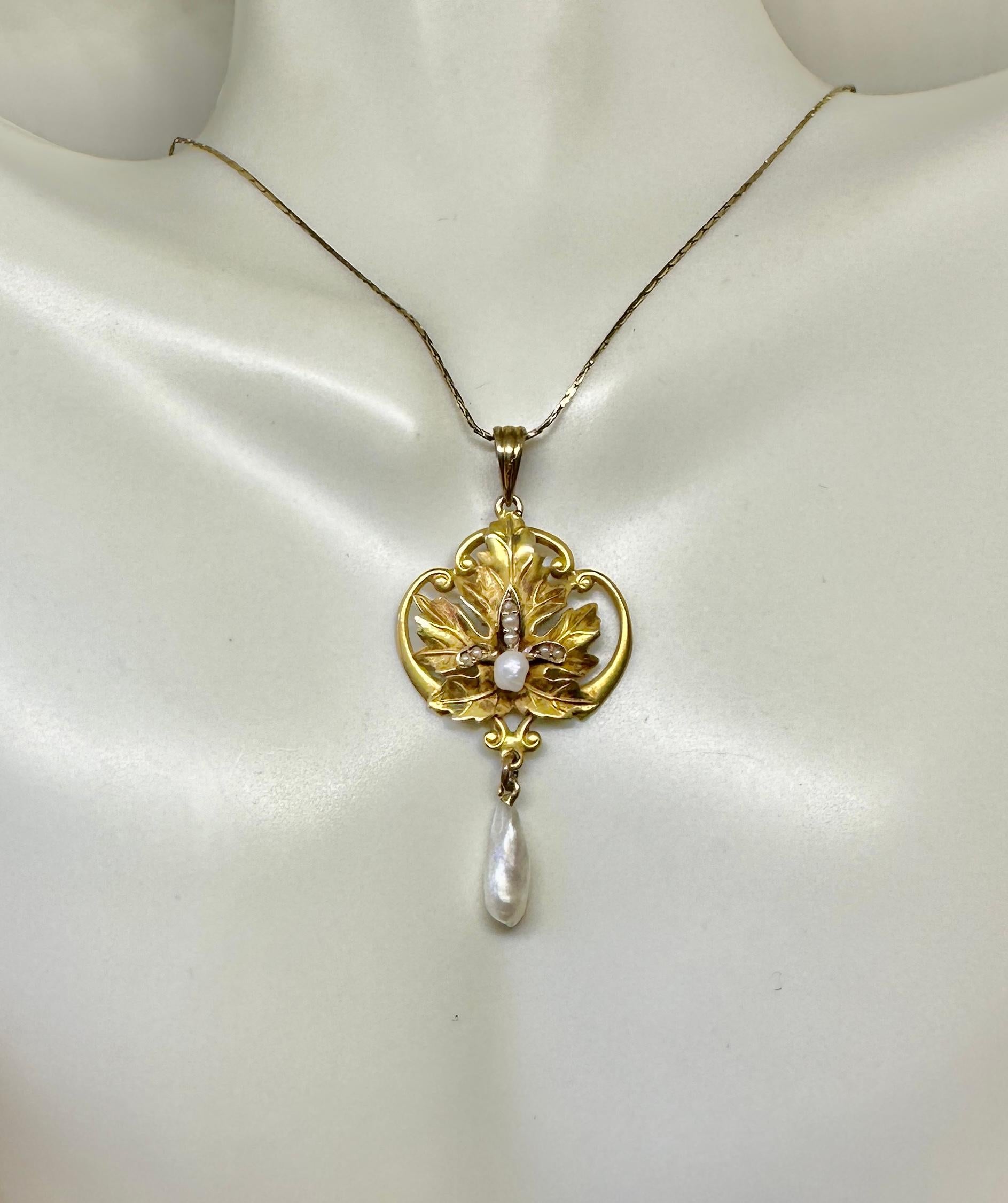 Art Nouveau Leaf Motif Natural Pearl Pendant Necklace Gold Antique In Excellent Condition For Sale In New York, NY