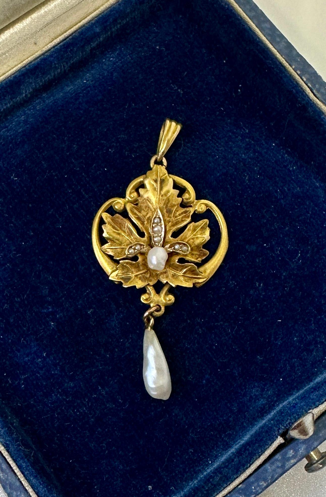 Women's Art Nouveau Leaf Motif Natural Pearl Pendant Necklace Gold Antique For Sale