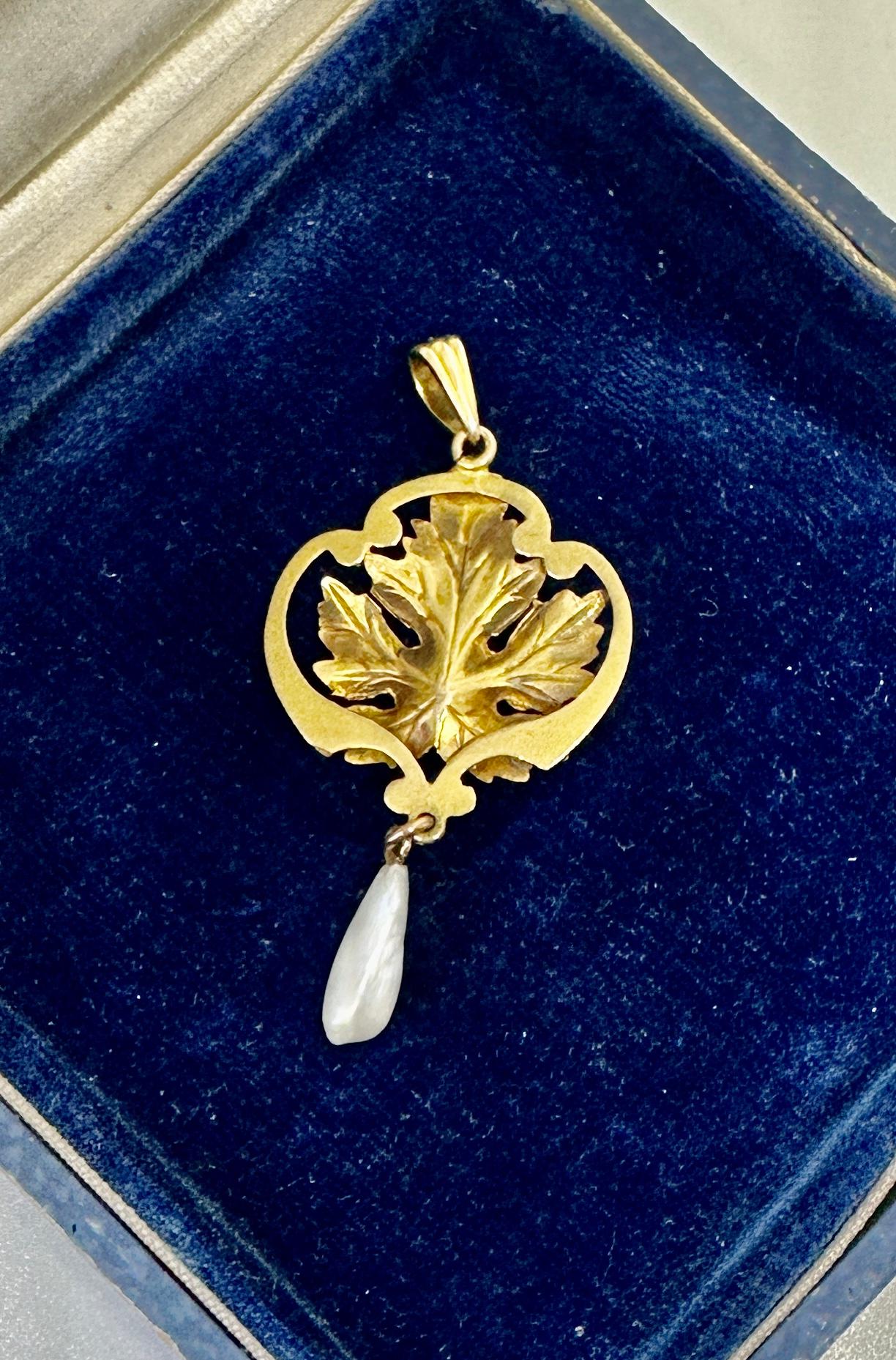 Art Nouveau Leaf Motif Natural Pearl Pendant Necklace Gold Antique For Sale 2