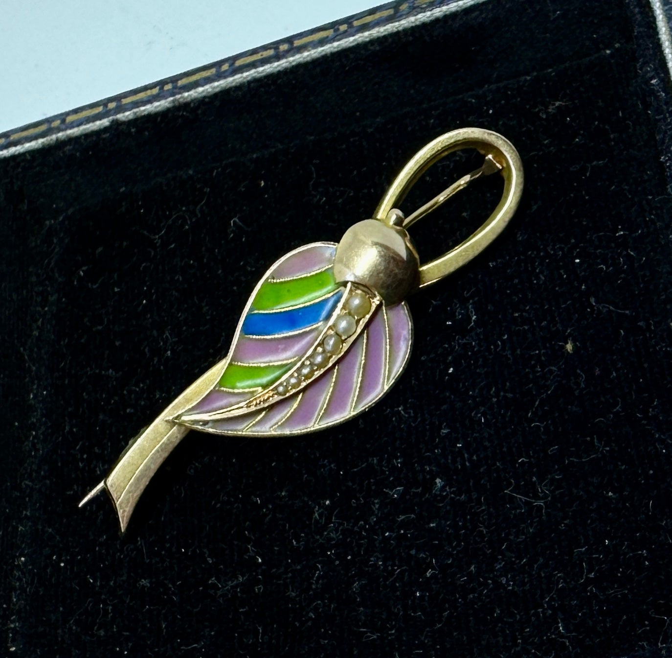 THIS IS A WONDERFUL AND RARE LEAF MOTIF PLIQUE-A-JOUR ENAMEL ART NOUVEAU BROOCH PIN IN 14 KARAT GOLD.  THE MAGNIFICENT JEWEL FEATURES A WONDROUS PLIQUE-A-JOUR ENAMEL LEAF WITH FABULOUS SHADES OF LAVENDER, BLUE AND GREEN ENAMEL WITH AN EXTRAORDINARY