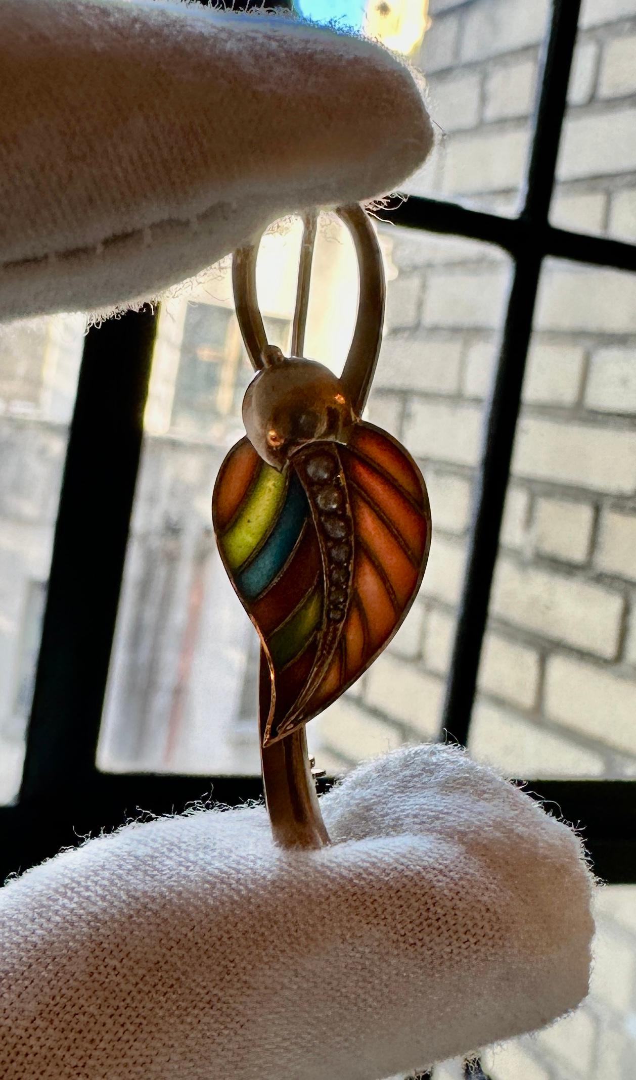 Art Nouveau Leaf Plique-a-jour Enamel Brooch Pin 14 Karat Gold Circa 1900 In Excellent Condition For Sale In New York, NY