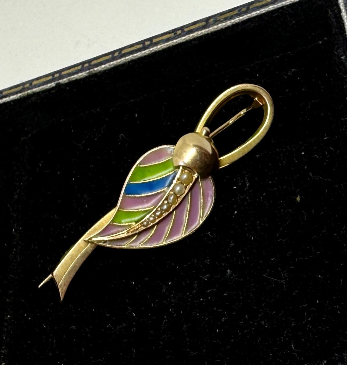 Women's or Men's Art Nouveau Leaf Plique-a-jour Enamel Brooch Pin 14 Karat Gold Circa 1900 For Sale