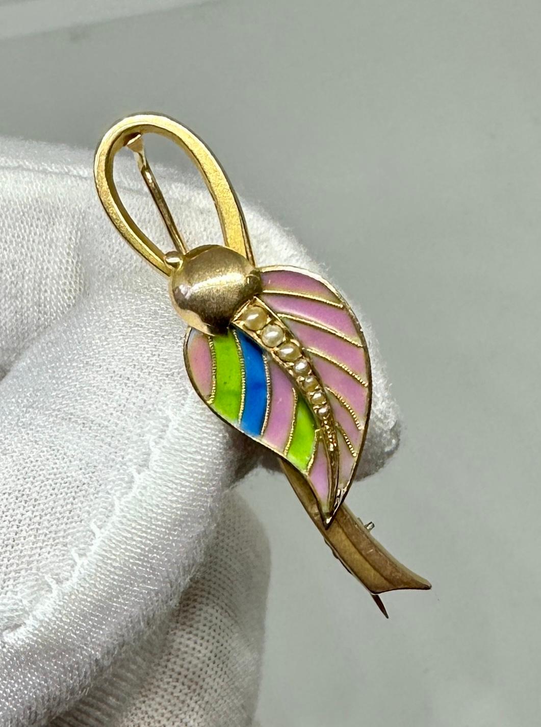 Art Nouveau Leaf Plique-a-jour Enamel Brooch Pin 14 Karat Gold Circa 1900 For Sale 1