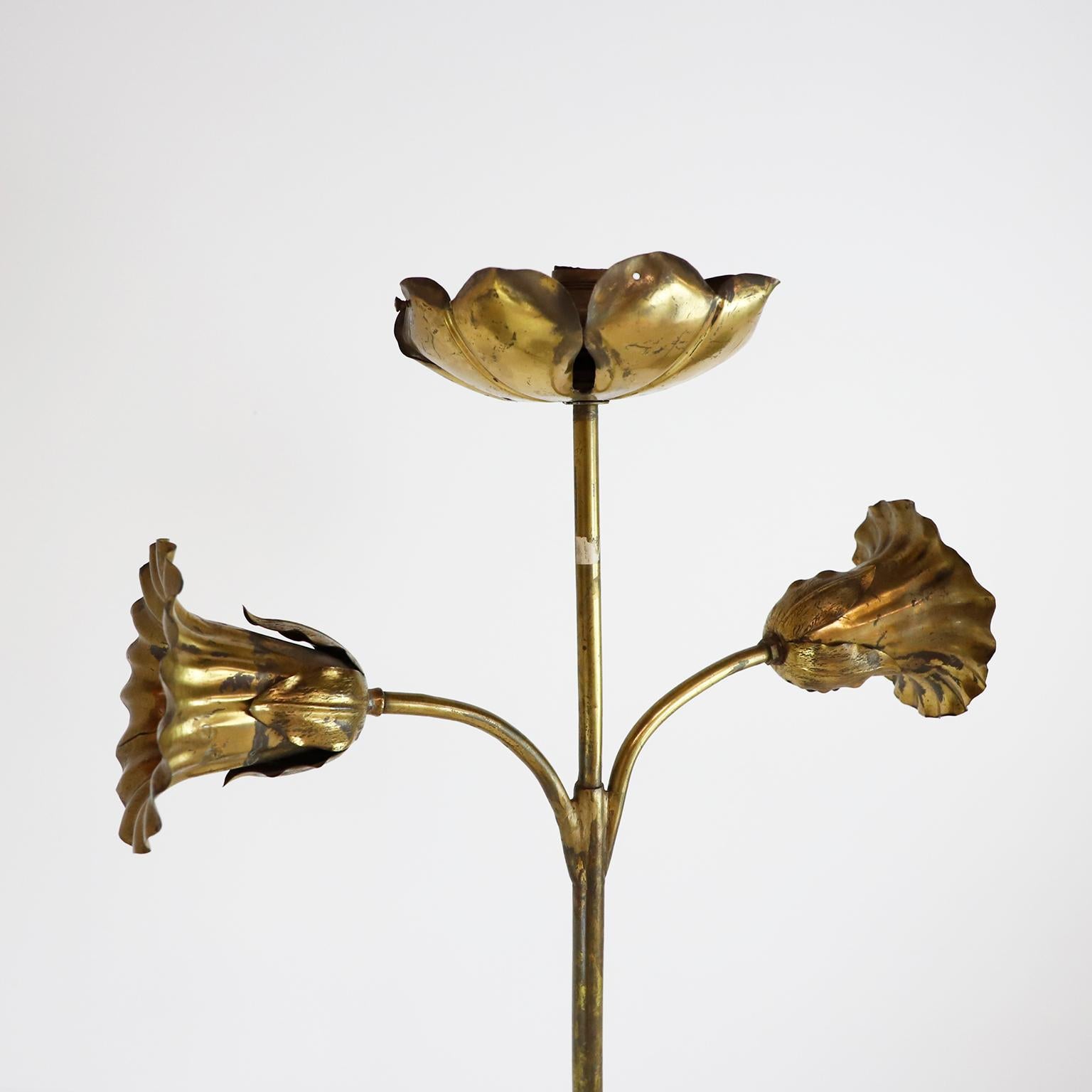 We offer this rare Art Nouveau leaves floor lamp, early 20th century made in brass.