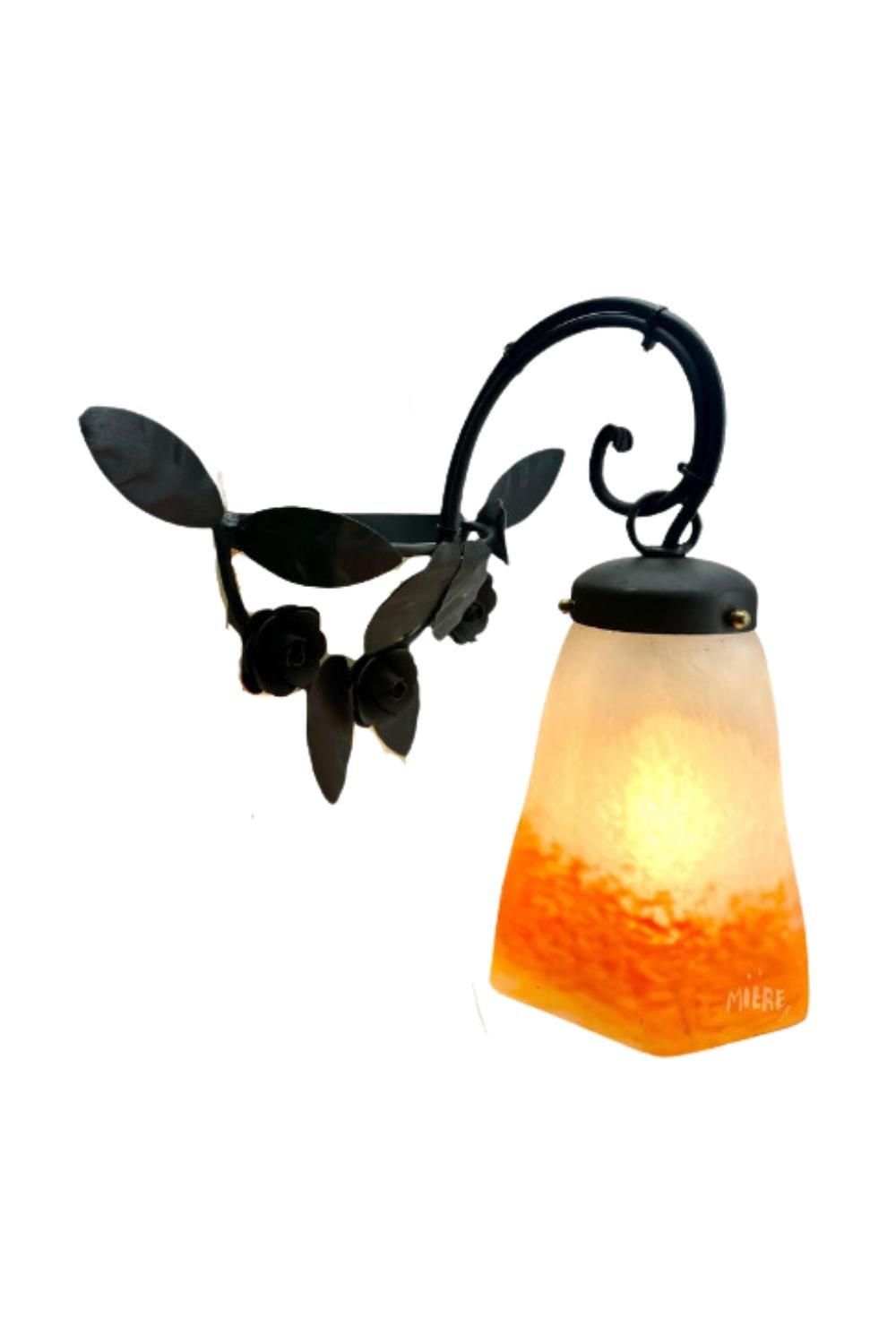 Paire de lampes murales Lemiere Art Nouveau en fer forgé avec abat-jour en pâte de verre 
Magnifique lampe murale Art Nouveau belge
Les supports sont fabriqués à la main en fer forgé patiné noir et martelé d'un motif floral. 
Le travail du métal est