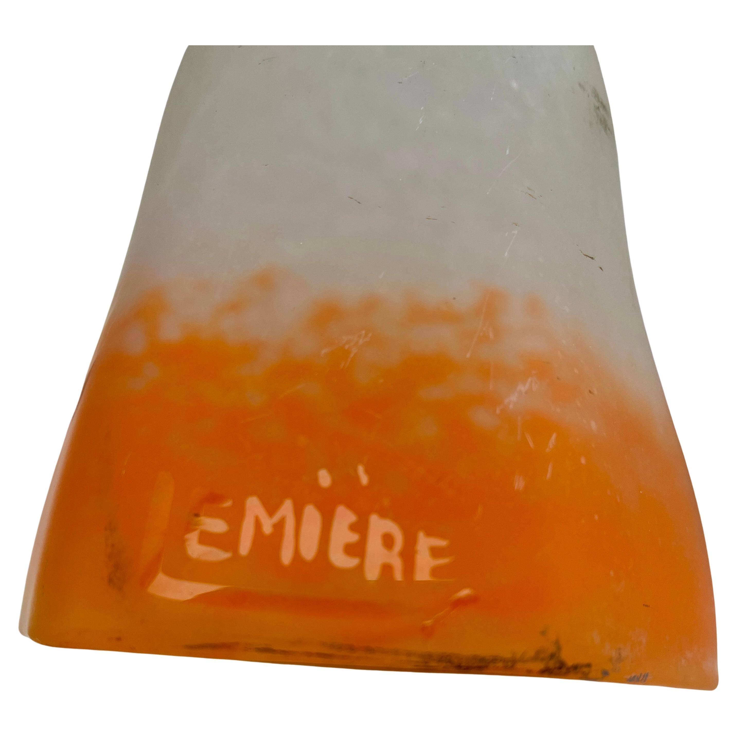 Art nouveau Paire de lampes murales Lemiere Art Nouveau en fer forgé avec abat-jour en pâte de verre en vente