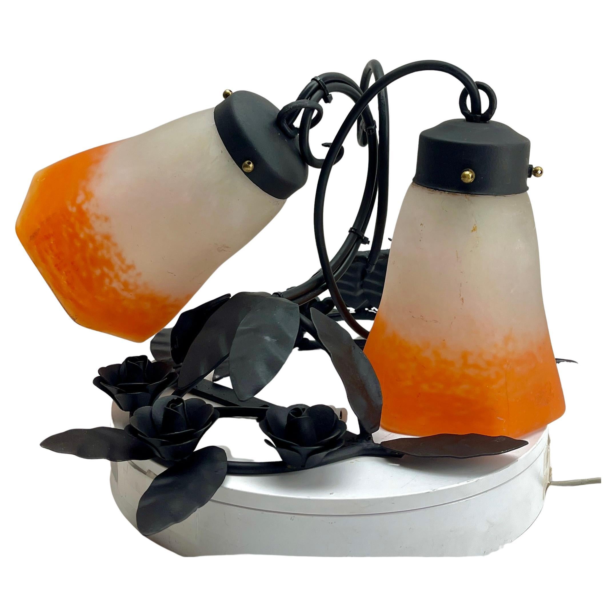 Belge Paire de lampes murales Lemiere Art Nouveau en fer forgé avec abat-jour en pâte de verre en vente