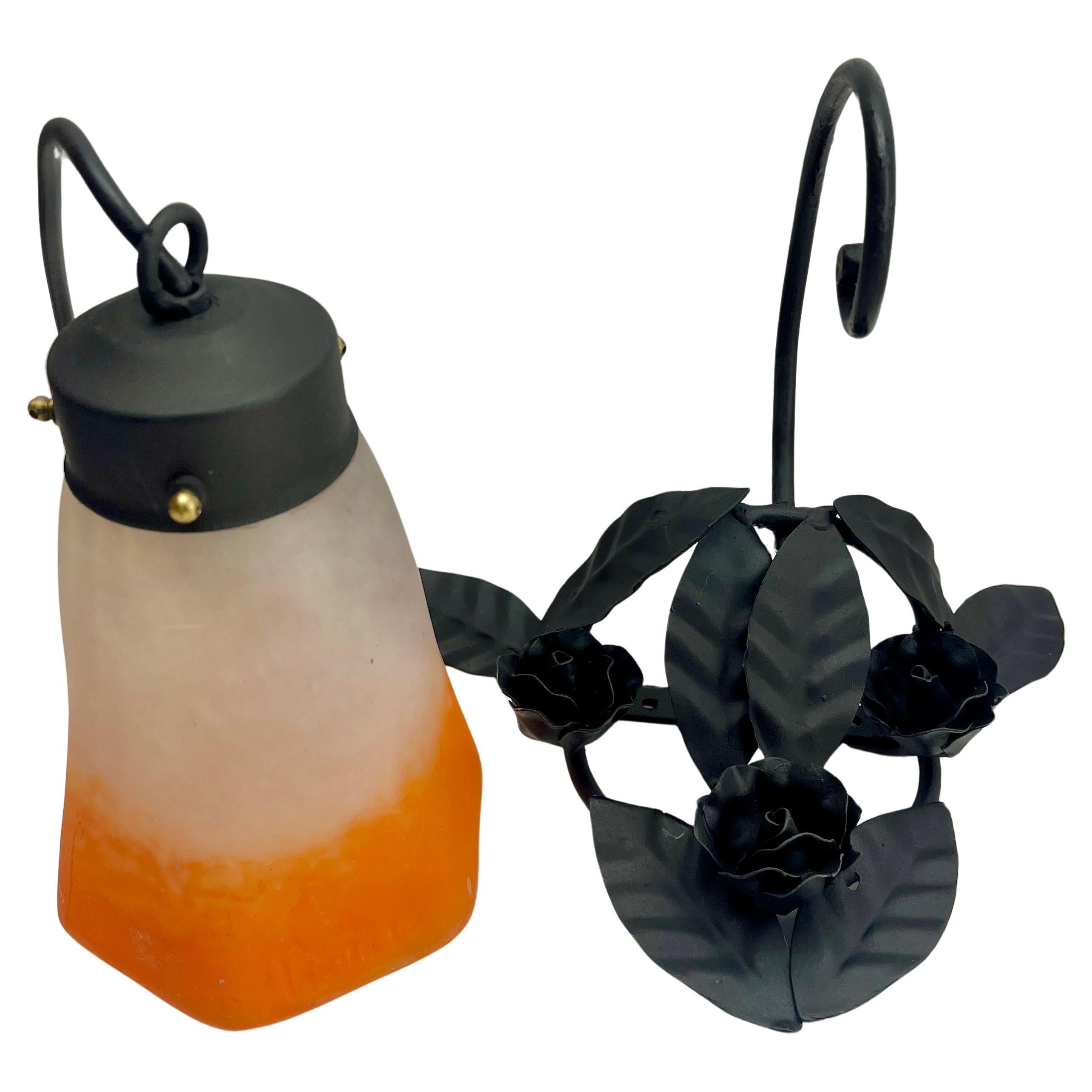 Paire de lampes murales Lemiere Art Nouveau en fer forgé avec abat-jour en pâte de verre Bon état - En vente à Verviers, BE