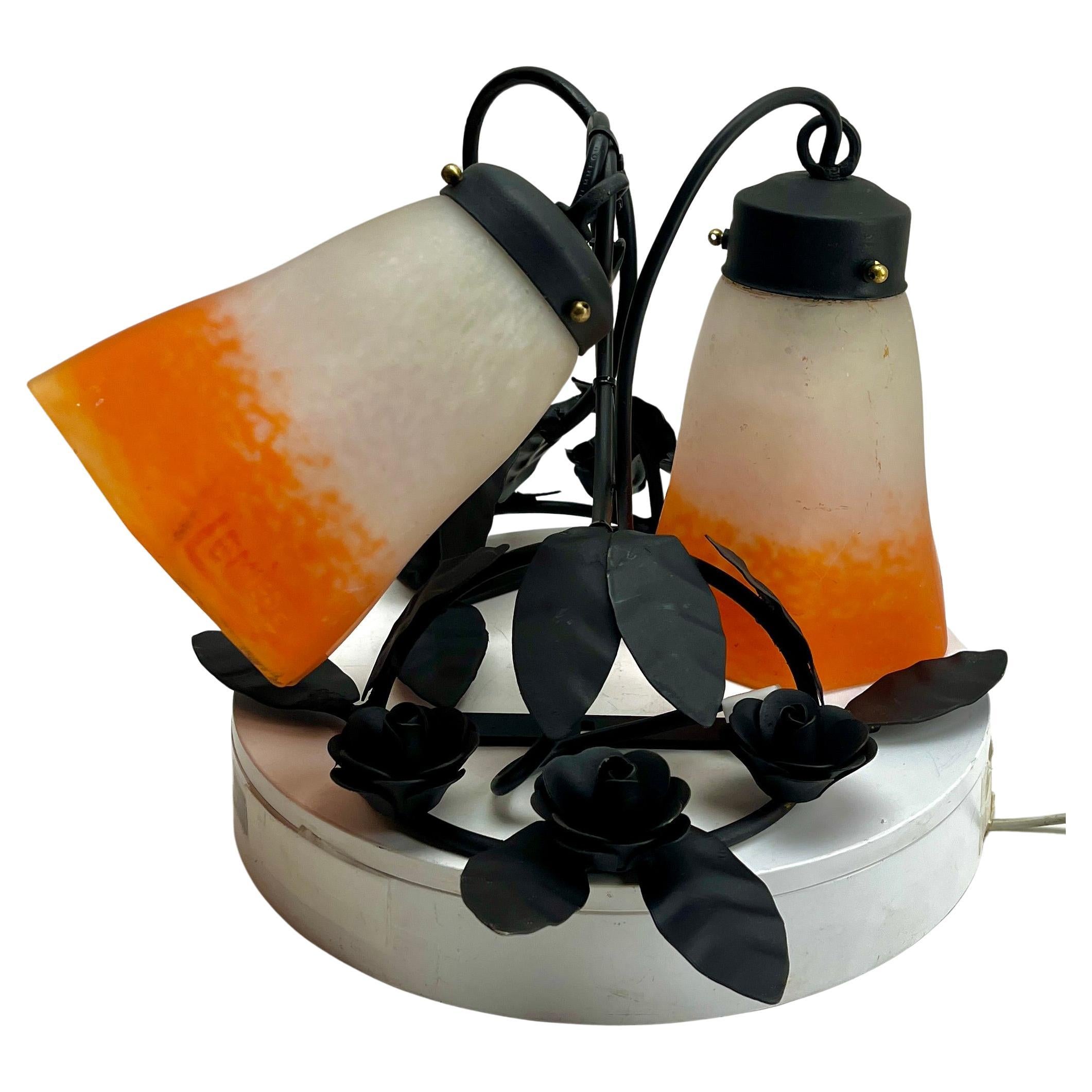 Milieu du XXe siècle Paire de lampes murales Lemiere Art Nouveau en fer forgé avec abat-jour en pâte de verre en vente