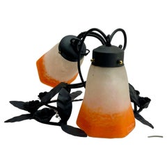 Paire de lampes murales Lemiere Art Nouveau en fer forgé avec abat-jour en pâte de verre