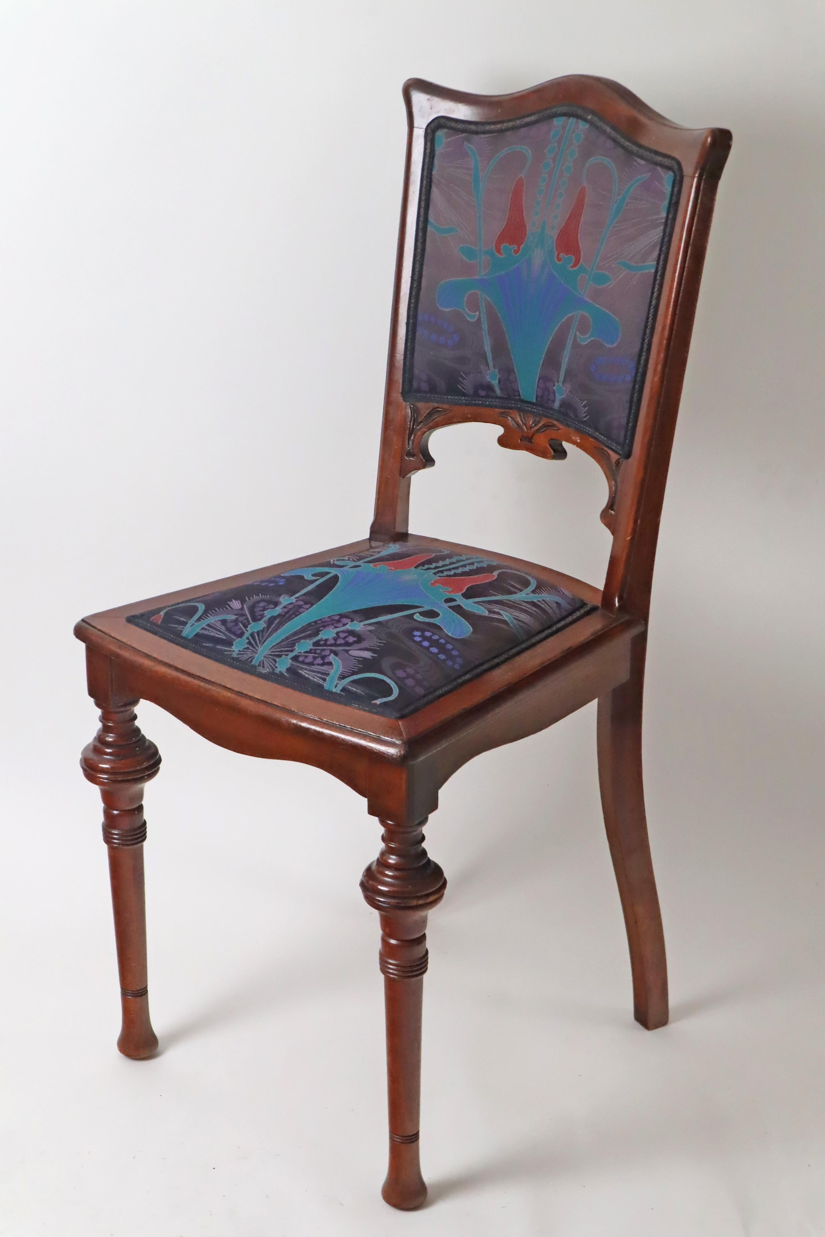 Une chaise Art nouveau dont la forme et le design reflètent parfaitement cette période artistique. Bois de noyer finement travaillé et recouvert d'une fine glaçure foncée. Cette chaise a été restaurée avec art et retravaillée avec le souci du