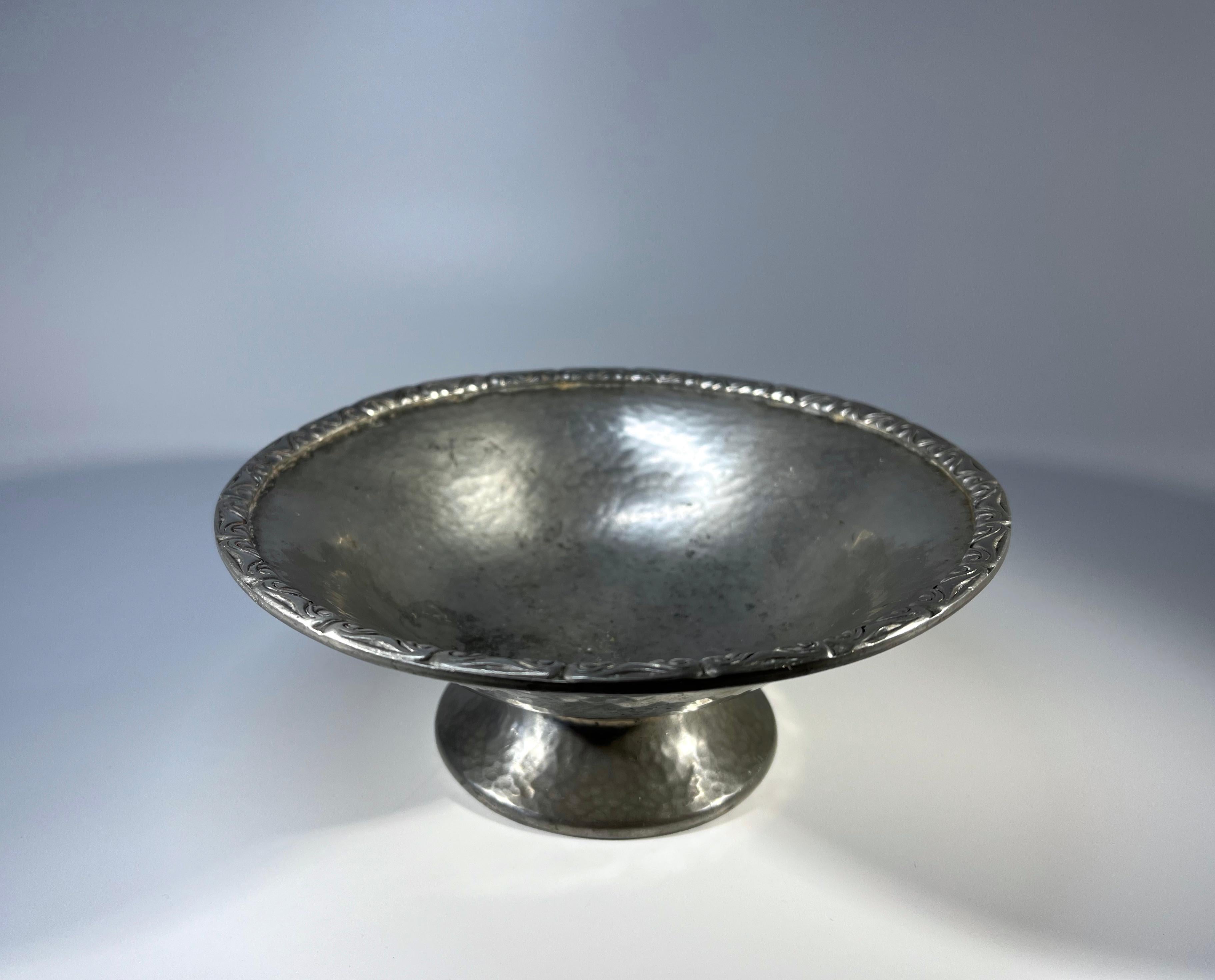 Art Nouveau, Liberty & Co. Londres. Plato de Peltre Antiguo Martillado c1910 Inglés en venta