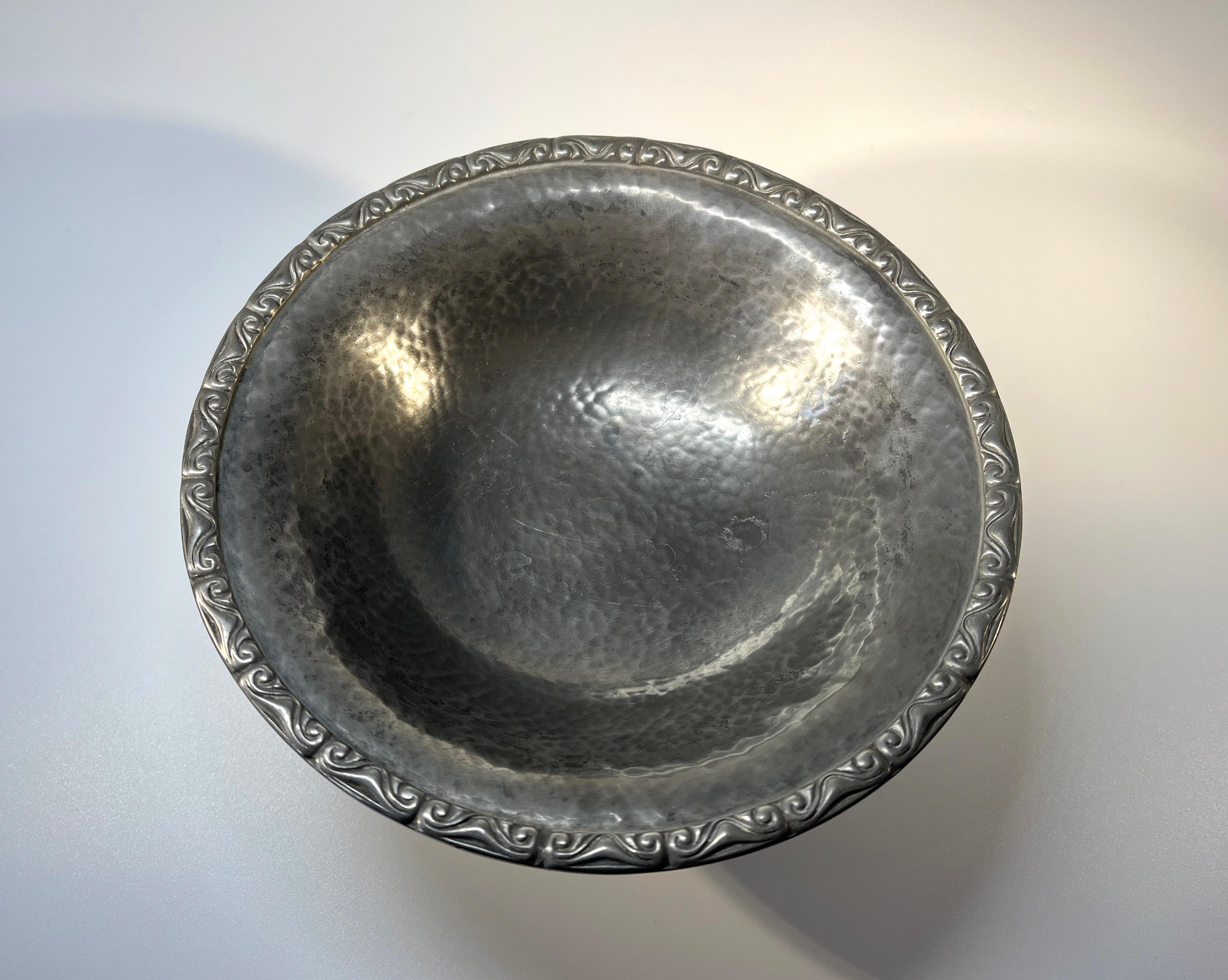 Art Nouveau, Liberty & Co. London. Hammered Antique Pewter Dish c1910 In Good Condition In Rothley, Leicestershire