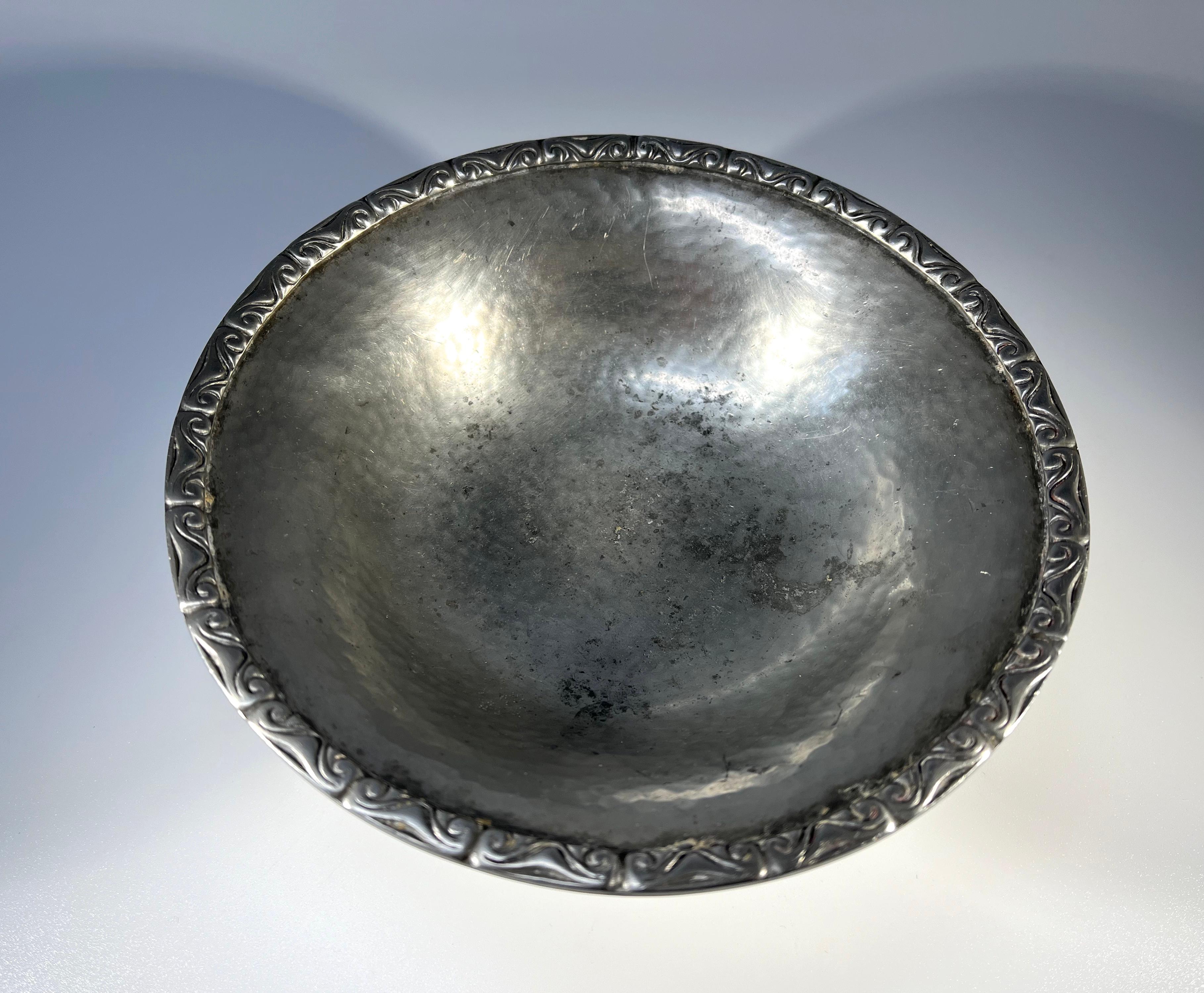 Art Nouveau, Liberty & Co. Londres. Plato de Peltre Antiguo Martillado c1910 en Bueno estado para la venta en Rothley, Leicestershire