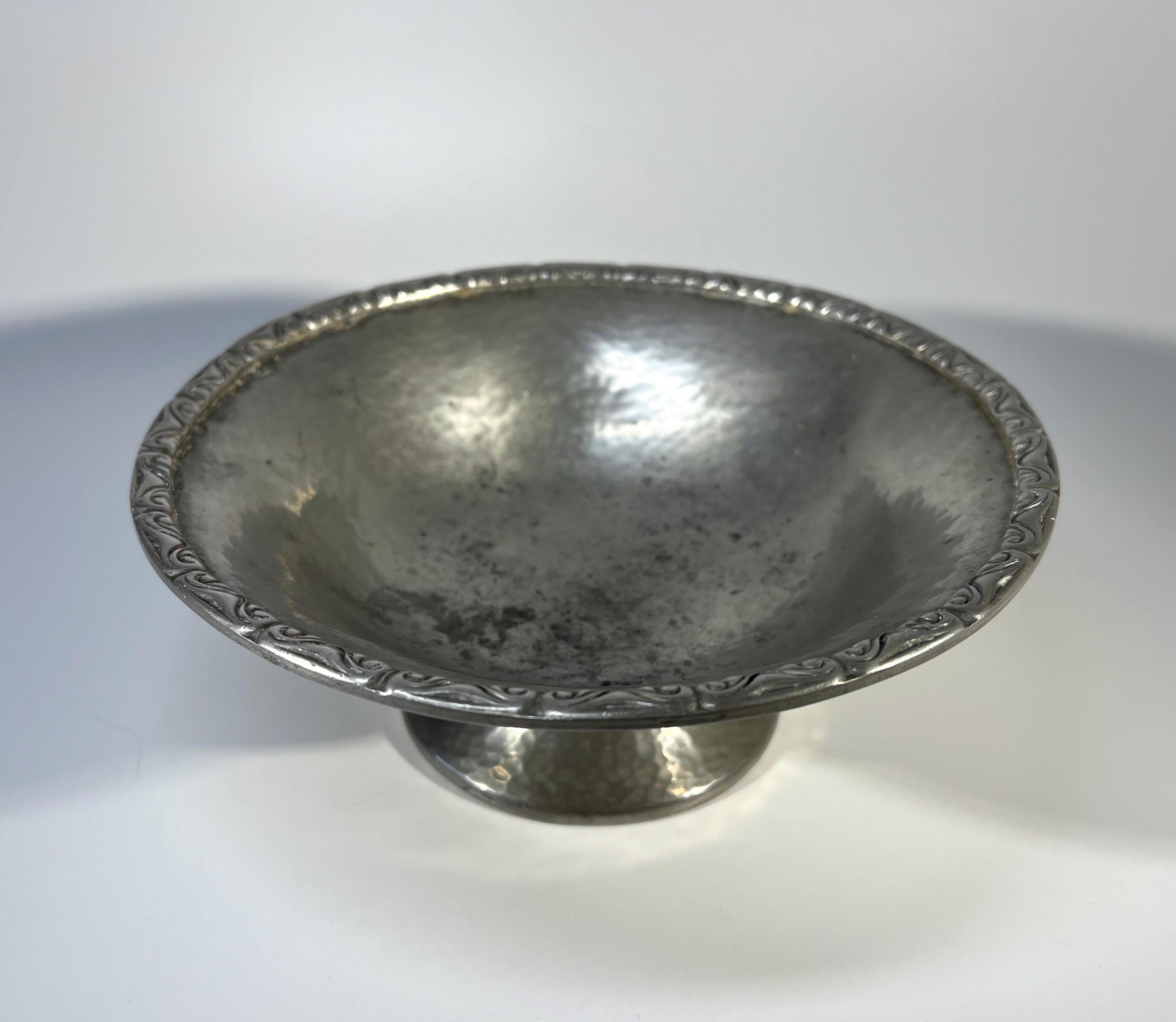 Art Nouveau, Liberty & Co. Londres. Plato de Peltre Antiguo Martillado c1910 en venta 2