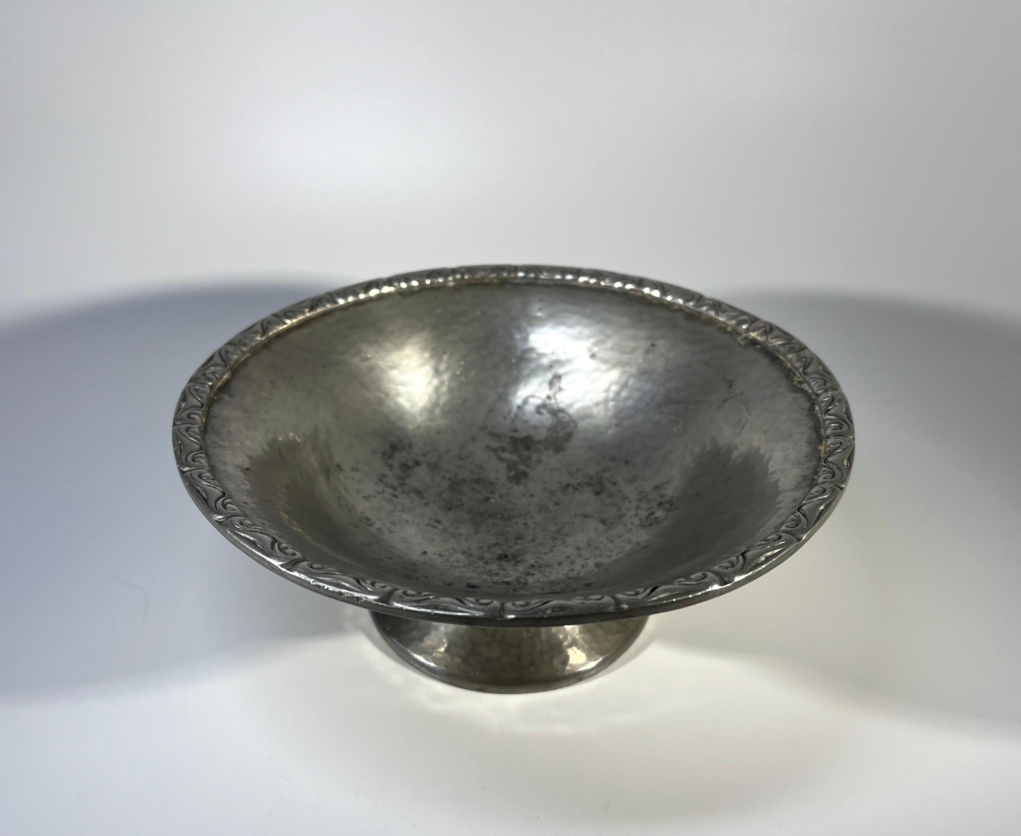 Art Nouveau, Liberty & Co. Londres. Plato de Peltre Antiguo Martillado c1910 en venta 3