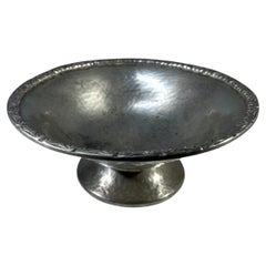 Art nouveau, Liberty & Co. London. Plat en étain antique martelé vers 1910