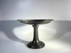 Art Nouveau, Liberty & Co., Tazza in peltro antico martellato di Tudric c1910