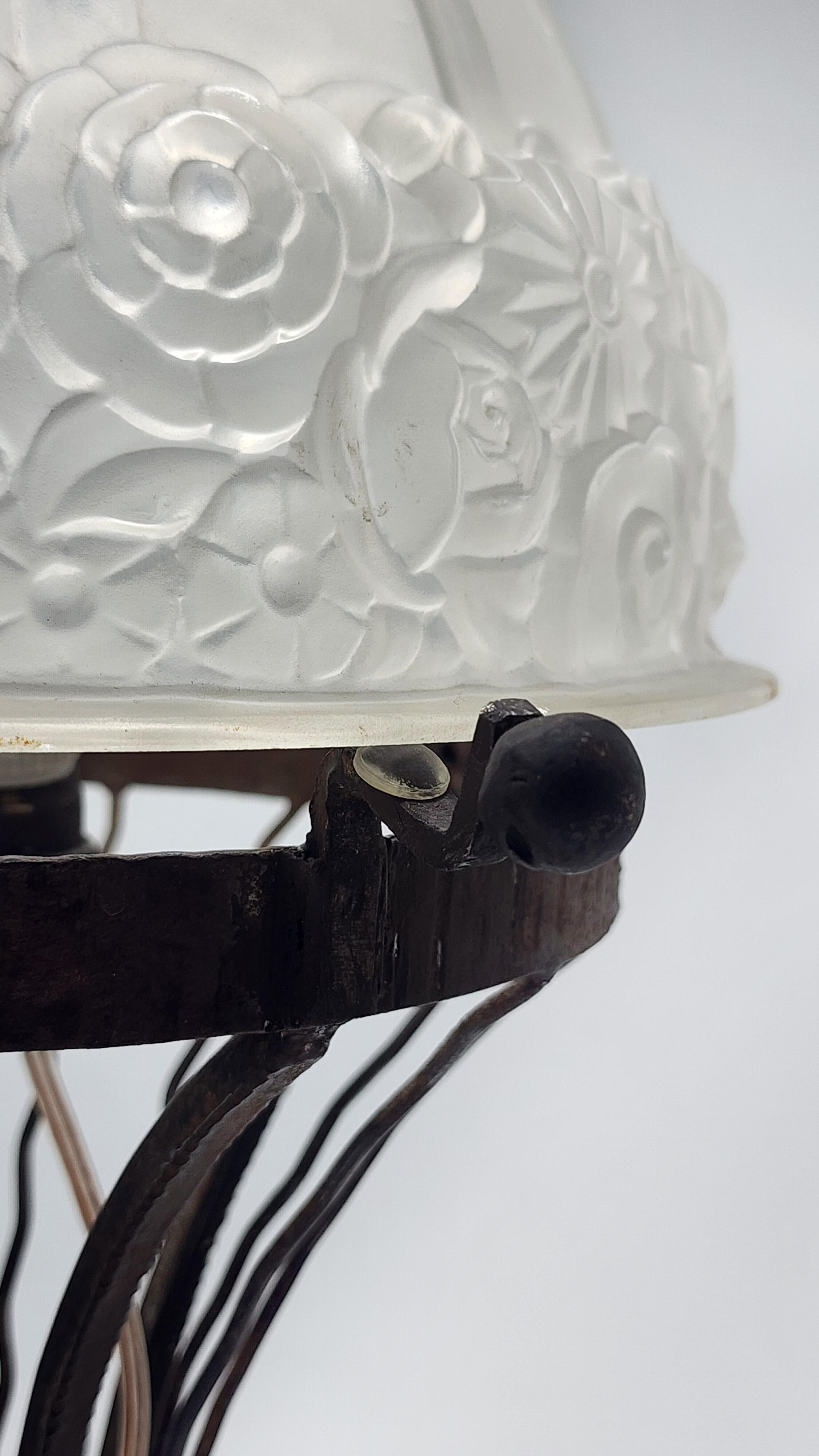 Français Lampe de table Art déco avec abat-jour en verre dépoli en vente