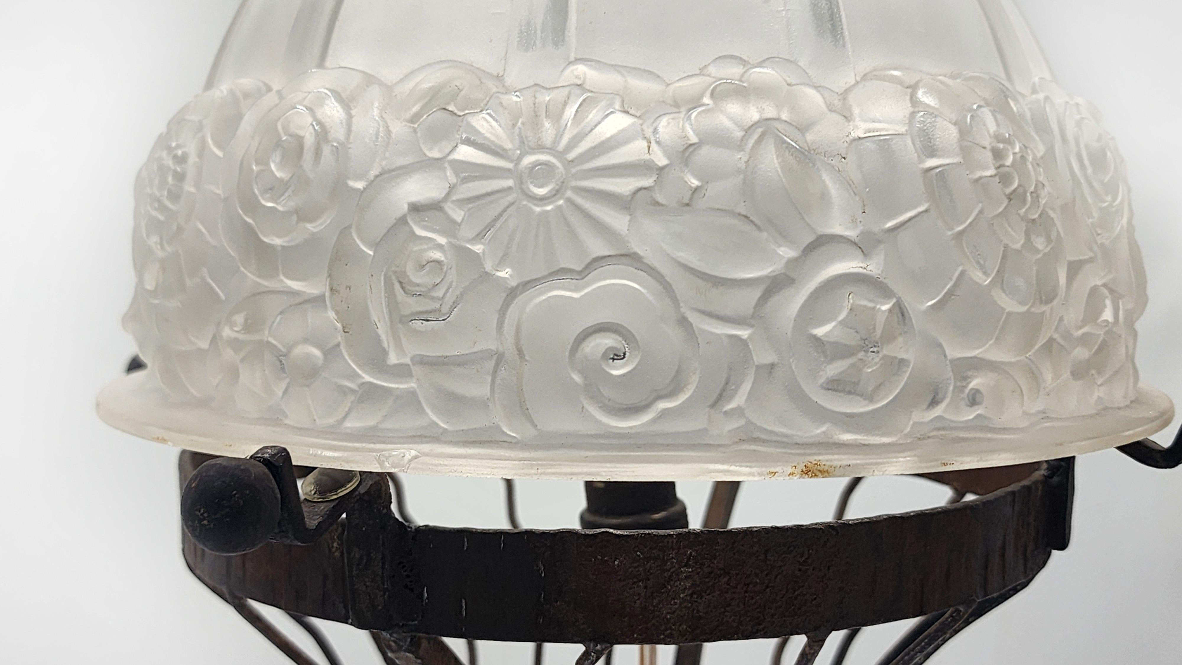 Fait main Lampe de table Art déco avec abat-jour en verre dépoli en vente