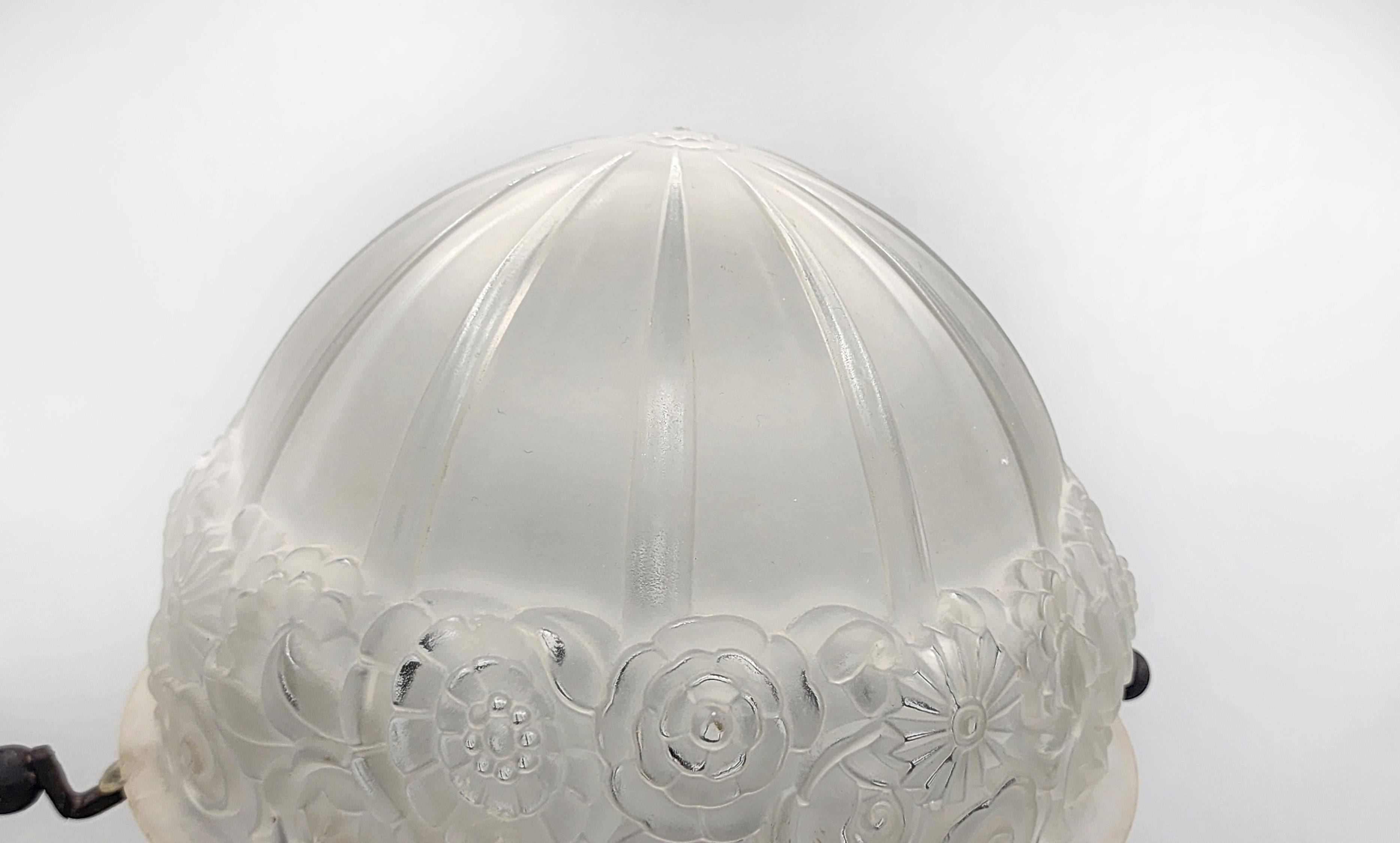 Lampe de table Art déco avec abat-jour en verre dépoli Bon état - En vente à Autonomous City Buenos Aires, CABA