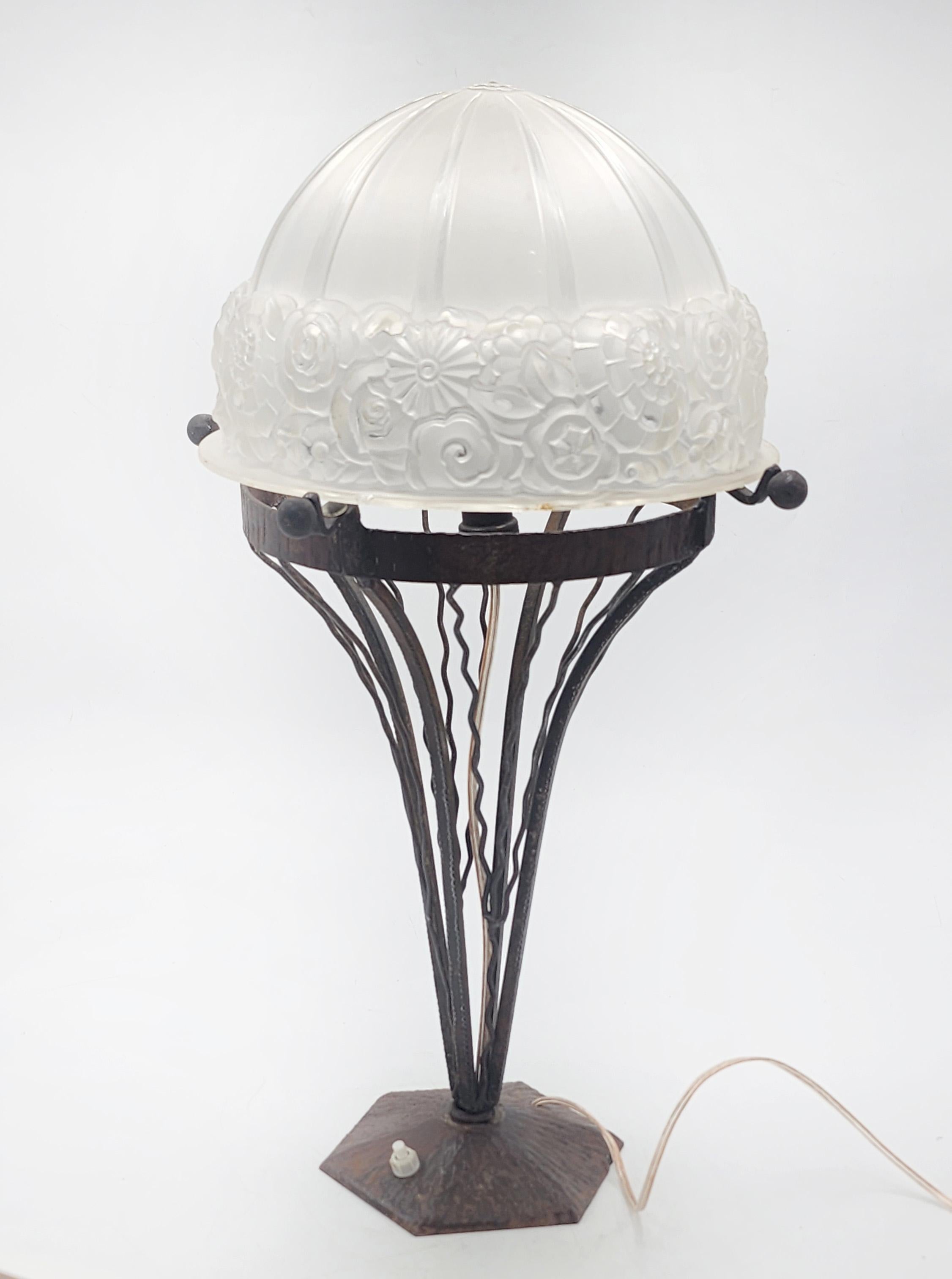 20ième siècle Lampe de table Art déco avec abat-jour en verre dépoli en vente
