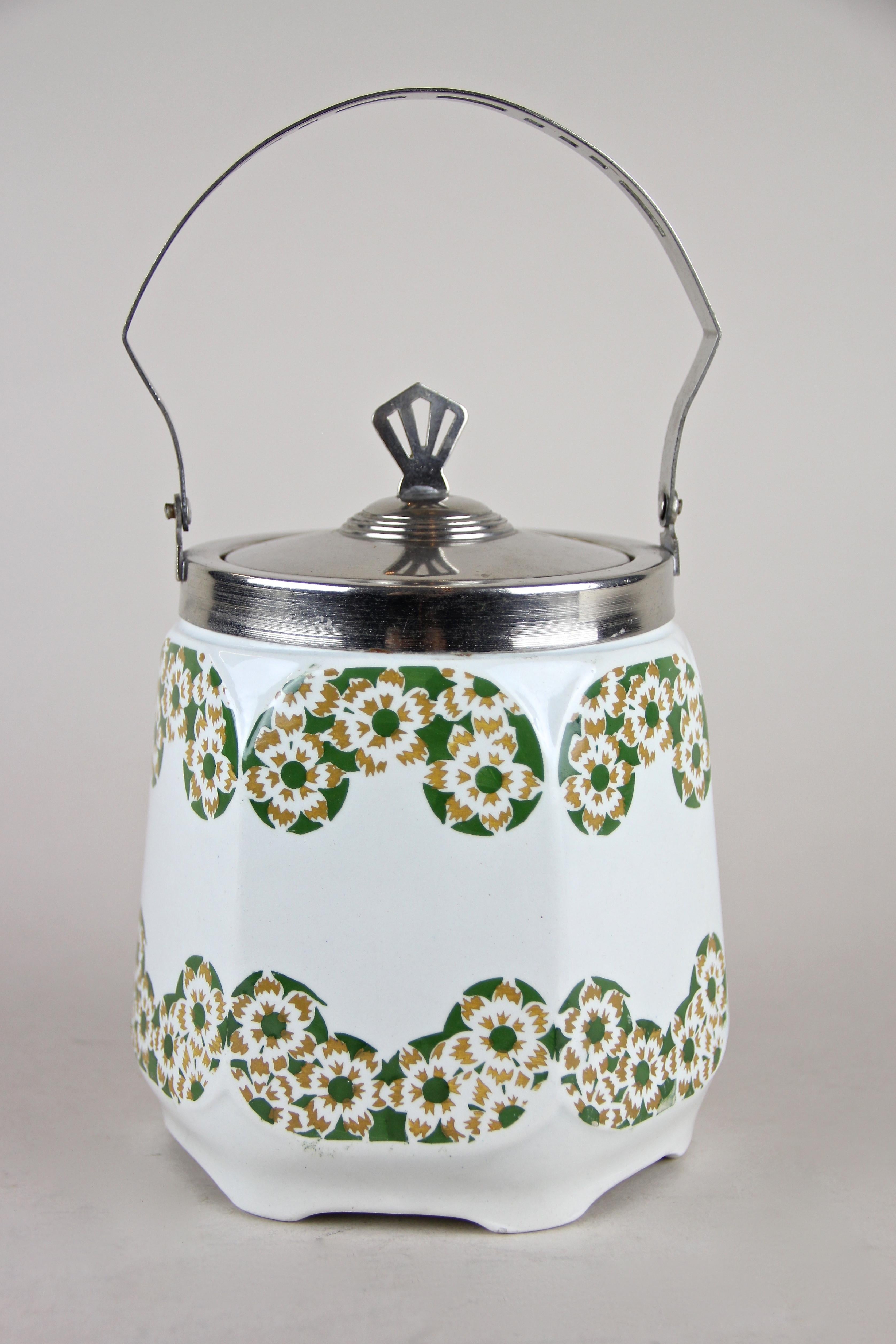 Art Nouveau Lidded Ceramic Jar, Austria, circa 1915 In Good Condition In Lichtenberg, AT