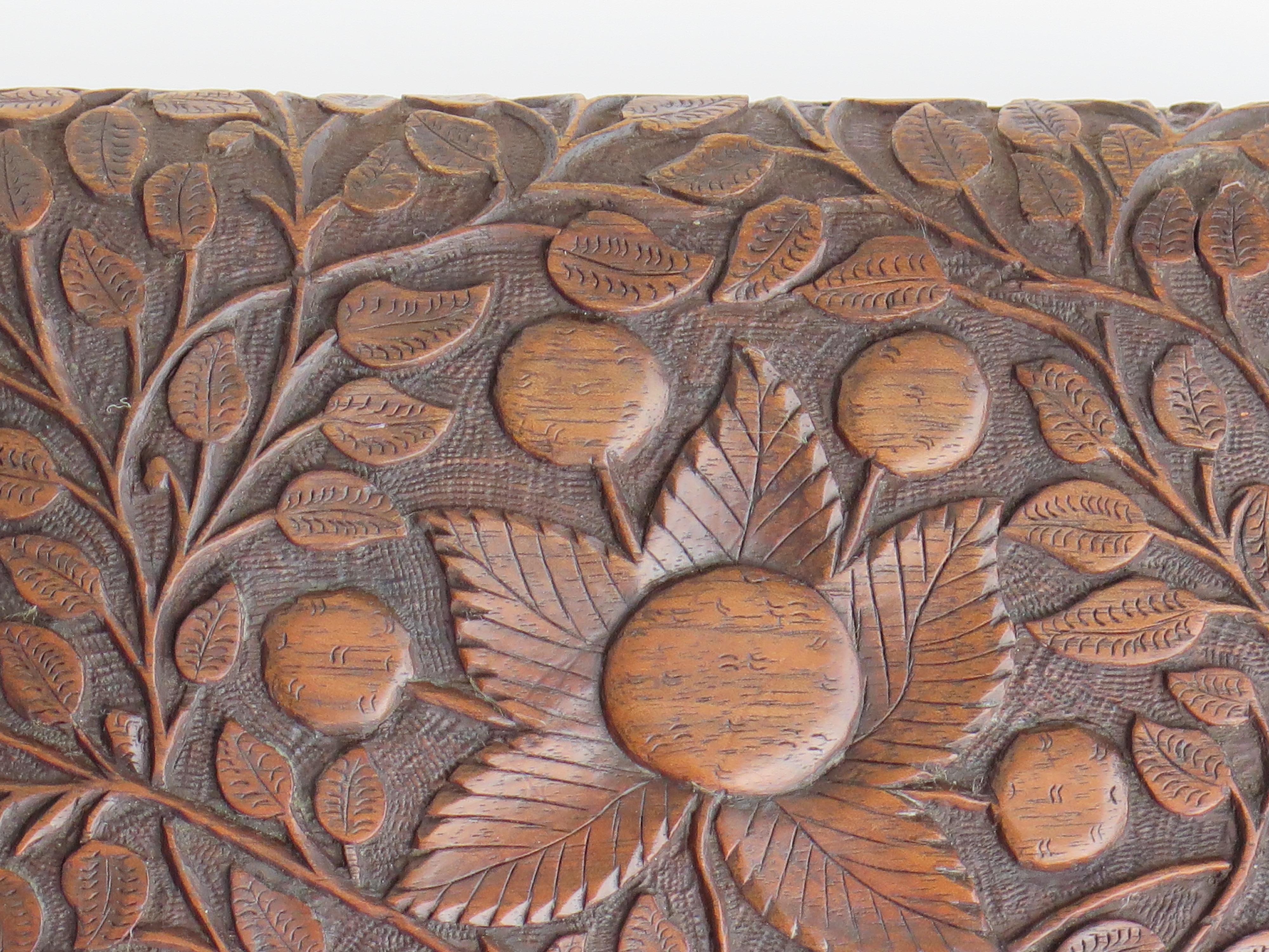 Art Nouveau Lidded Oak Box with hand carved sinuous floral theme, circa 1900 For Sale 3