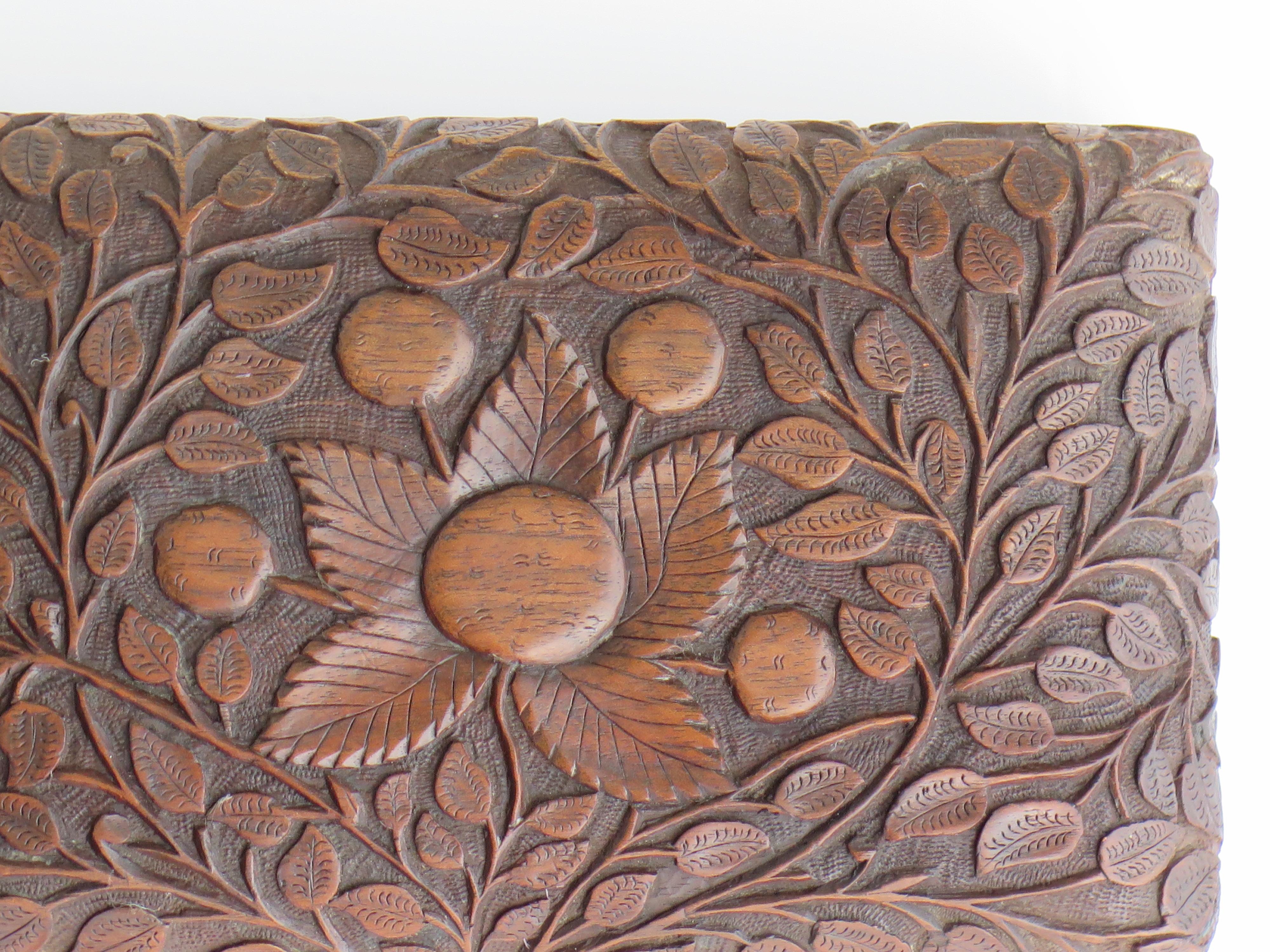 Art Nouveau Lidded Oak Box with hand carved sinuous floral theme, circa 1900 For Sale 4
