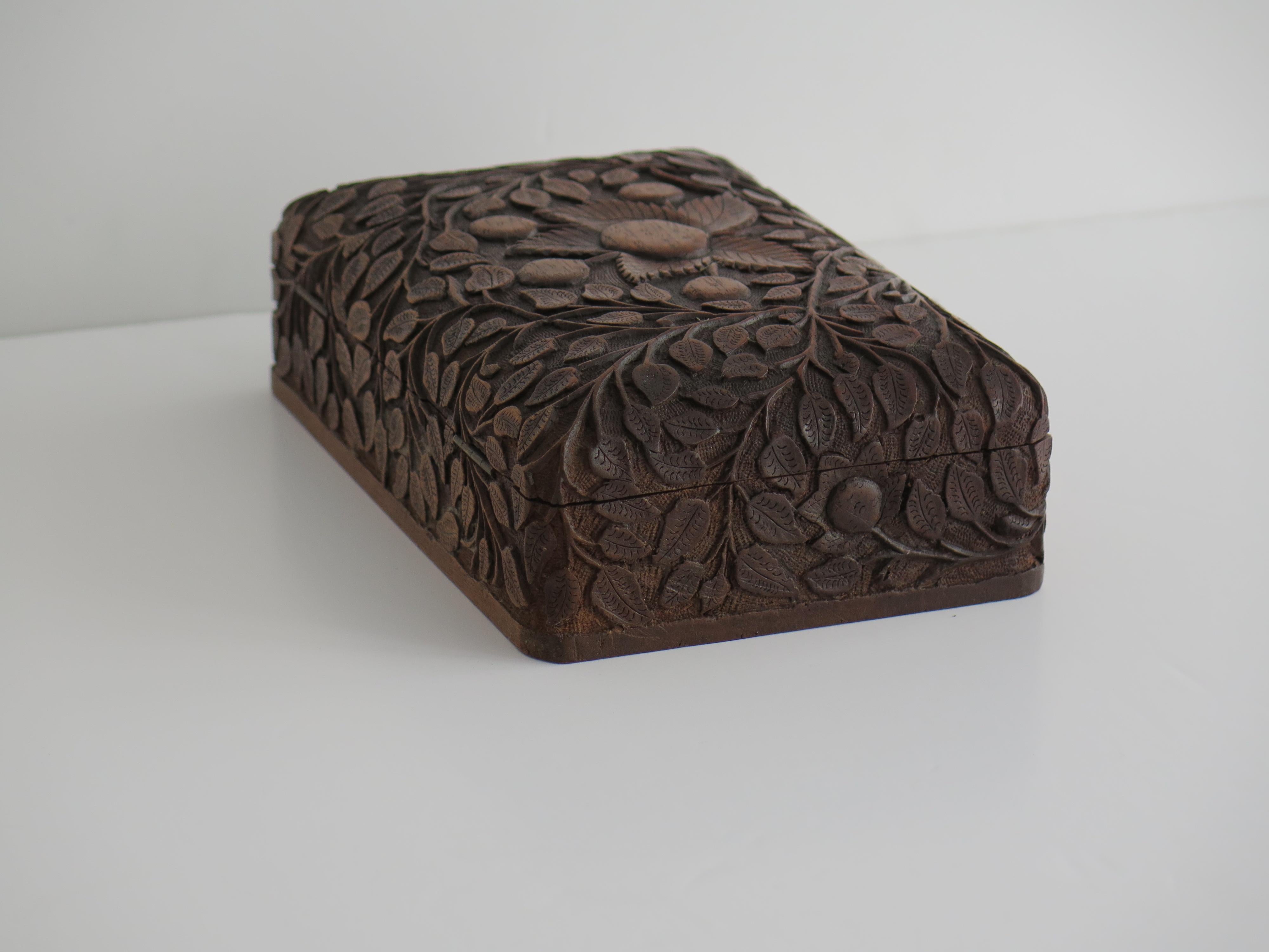 Late 19th Century Art Nouveau Lidded Oak Box with hand carved sinuous floral theme, circa 1900 For Sale