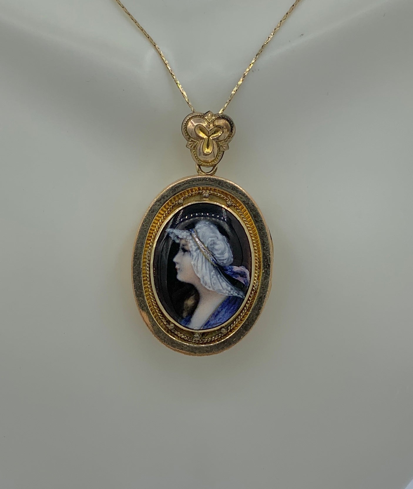 Dies ist eine seltene Art Deco - Art Nouveau Limoges Emaille Medaillon Anhänger.  Das prächtige Porträt einer Frau ist mit lebendigen, schillernden Farben handgemalt.   Dieses Porträt einer Frau hat ein wunderschönes, heiteres Gesicht mit einem