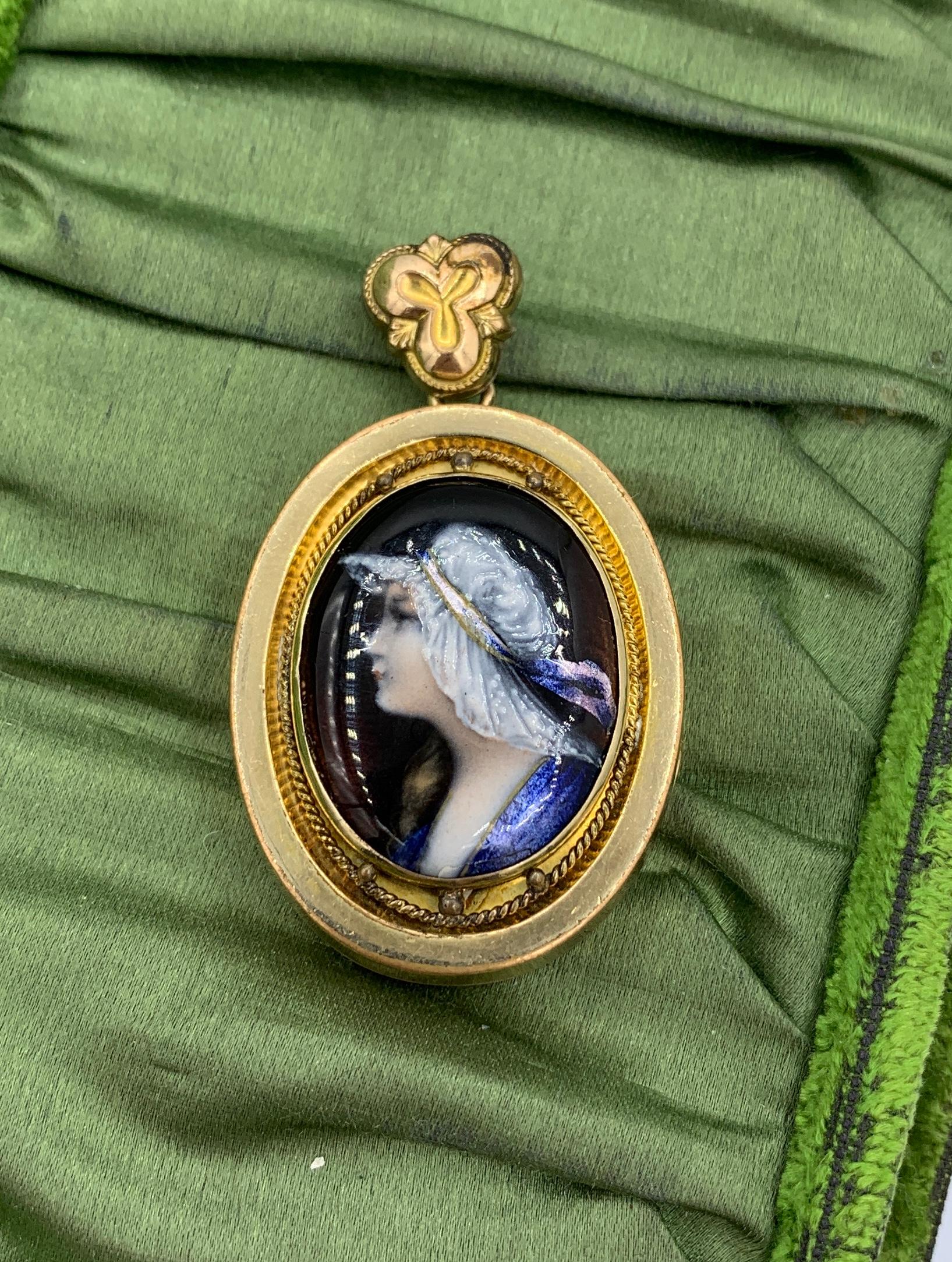 Jugendstil Limoges Emaille Medaillon Anhänger Jungfrau Handbemalte Halskette Antik im Zustand „Hervorragend“ im Angebot in New York, NY