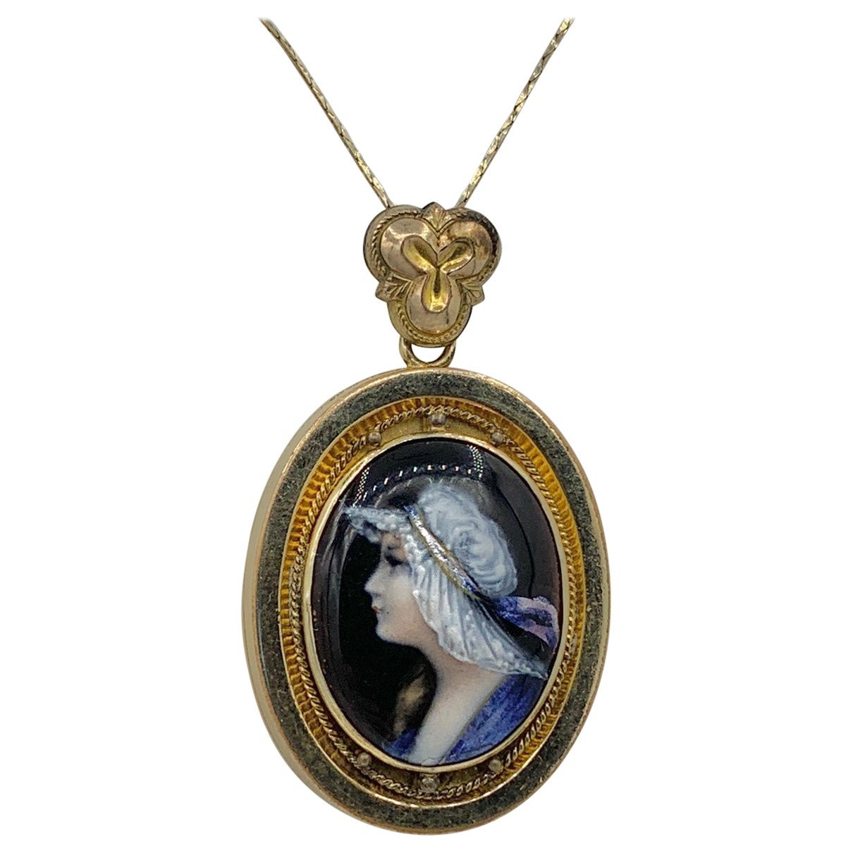 Jugendstil Limoges Emaille Medaillon Anhänger Jungfrau Handbemalte Halskette Antik im Angebot