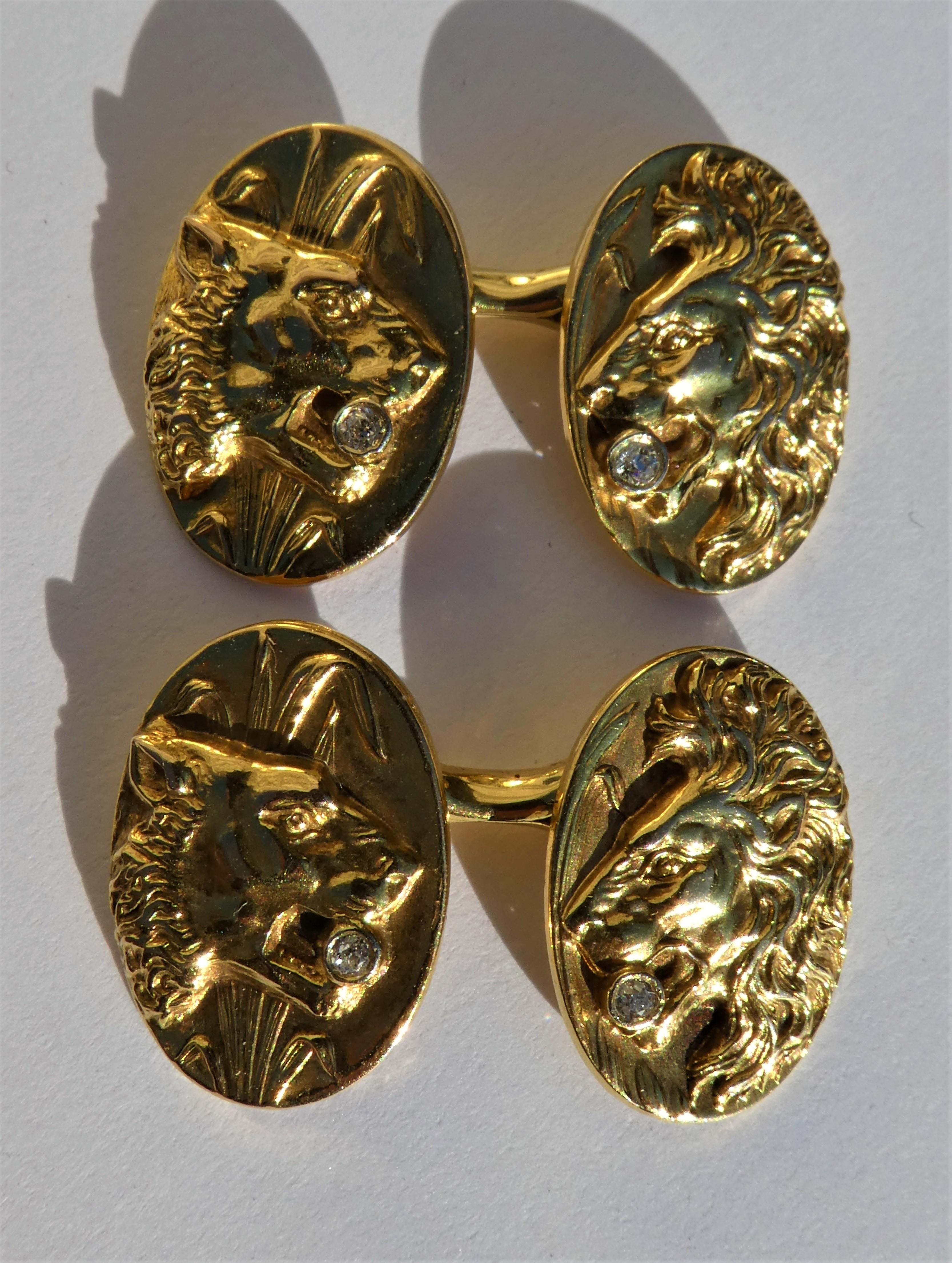 These wonderful oval double cufflinks were crafted in the United States around 1900 in the Art Nouveau period in 14 karat yellow gold. On each cufflink there is one lion head facing the head of a lioness. The work is very detailed and naturalistic