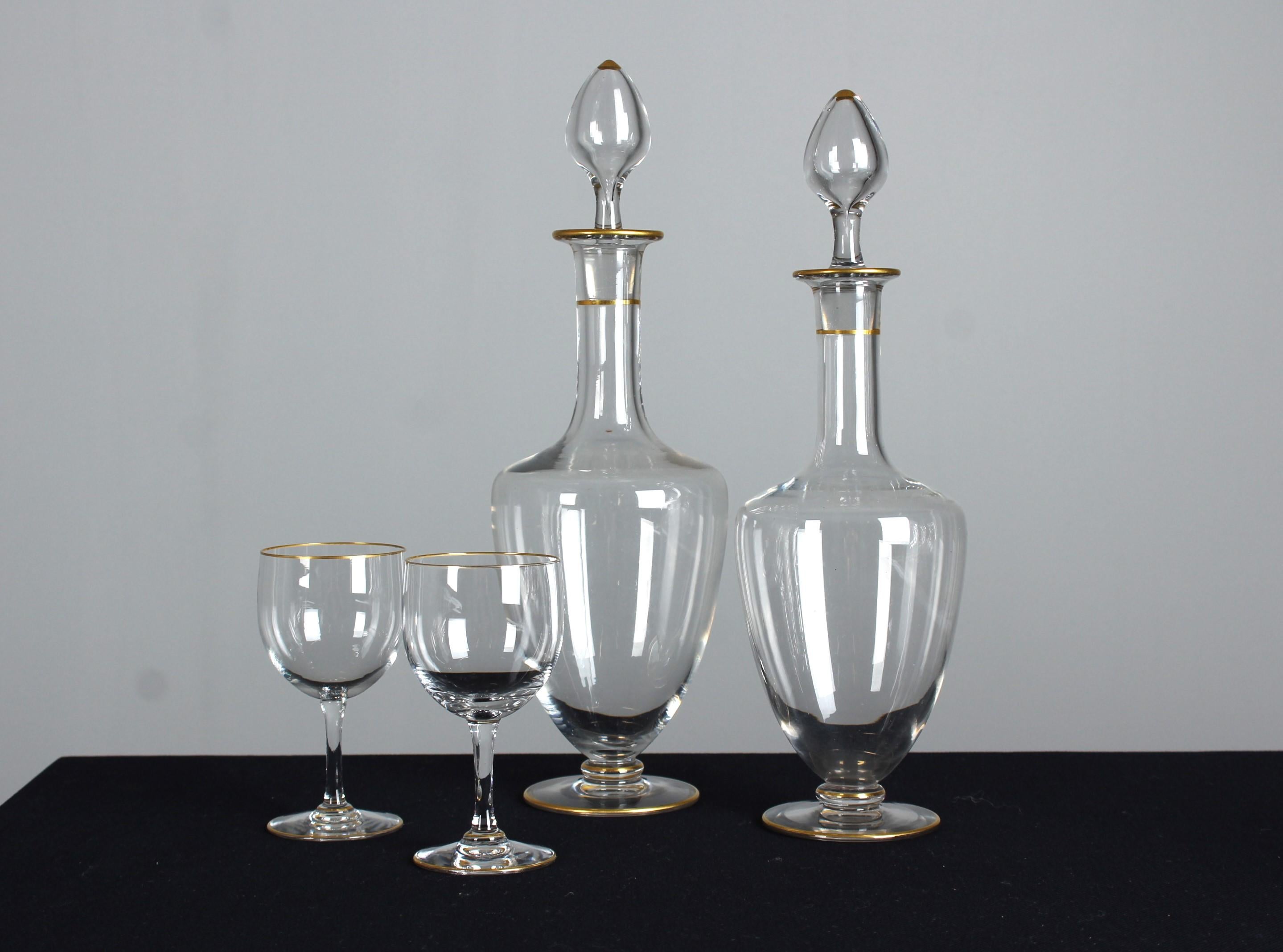 A beautiful and unique set of two antique carafes with two matching aperitif or wine glasses. Elegant golden details.

In France at the beginning of the 20th century, particularly around 1900, carafes experienced a highlight of elegance and