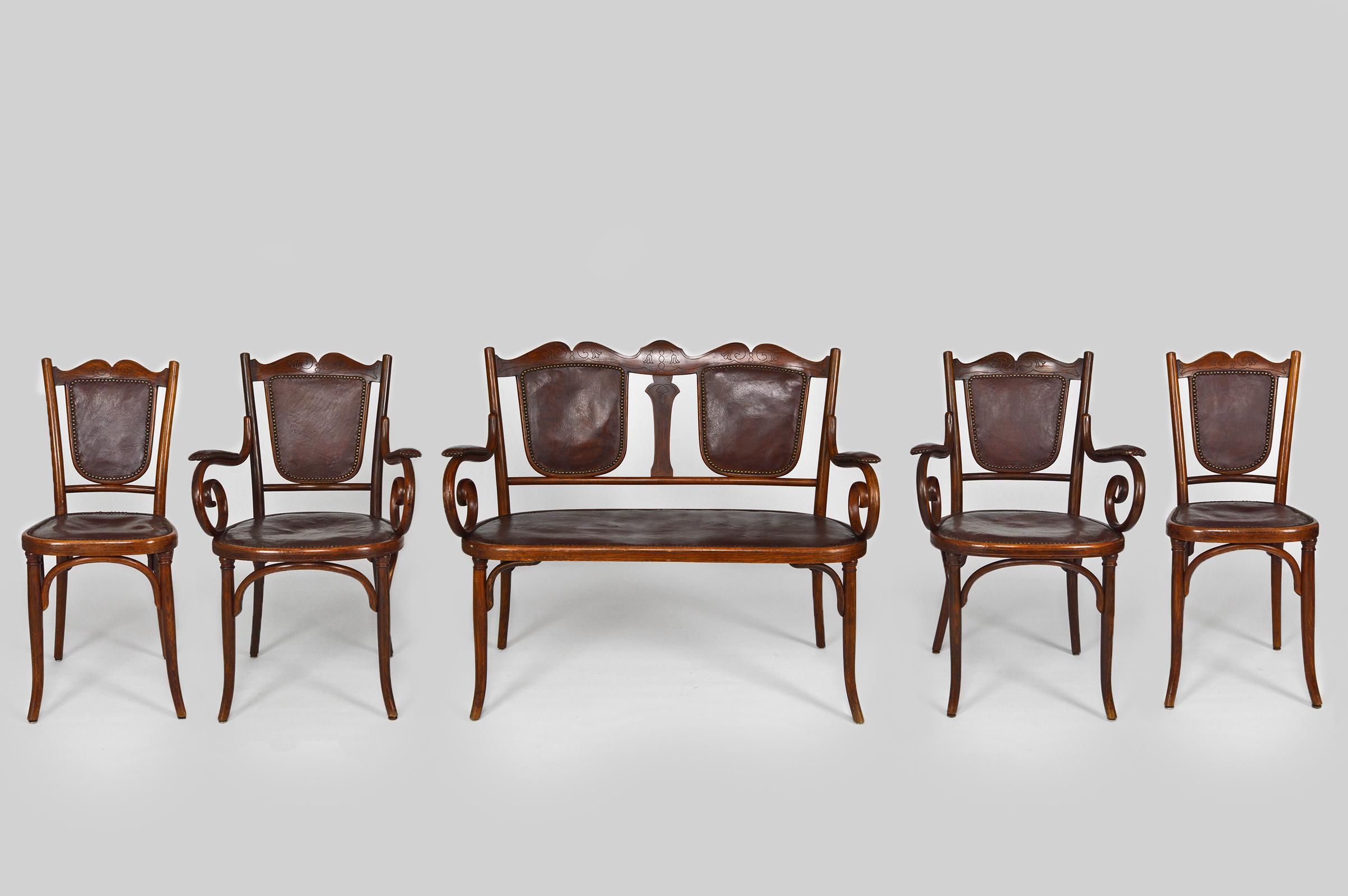 Superb and rare living room / salon set with bentwood structures (beech) and leather seats and backs.

Set composed of 5 elements: 1 sofa / canape / bench, 2 armchairs and 2 chairs.

Art Nouveau, Bohemia (current Czech Republic), around