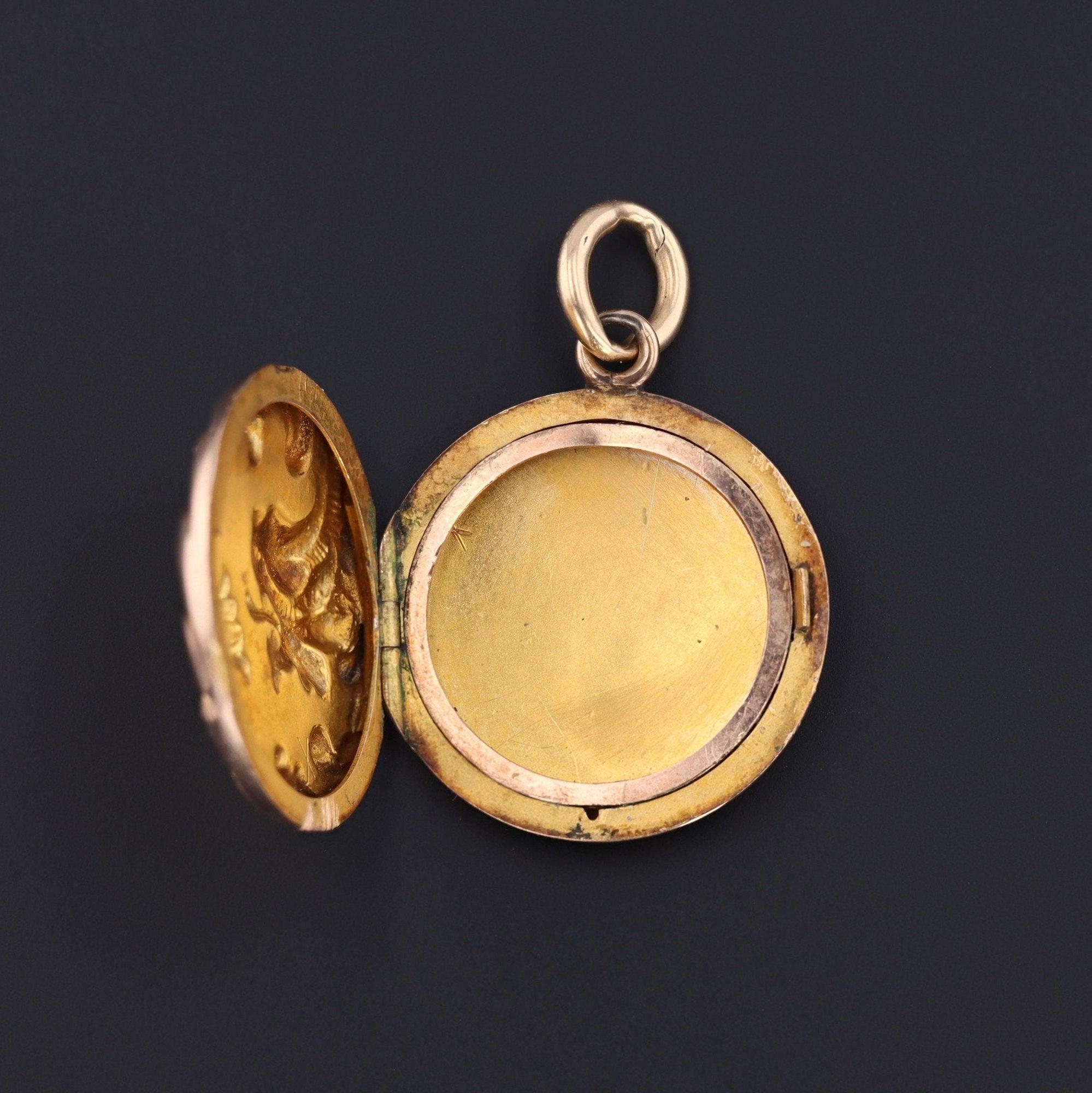 Un affascinante medaglione in stile Art Nouveau (circa 1910) con seducenti fiori in repousse e un esuberante drago!

Il medaglione è in oro massiccio 10k e ha le iniziali 