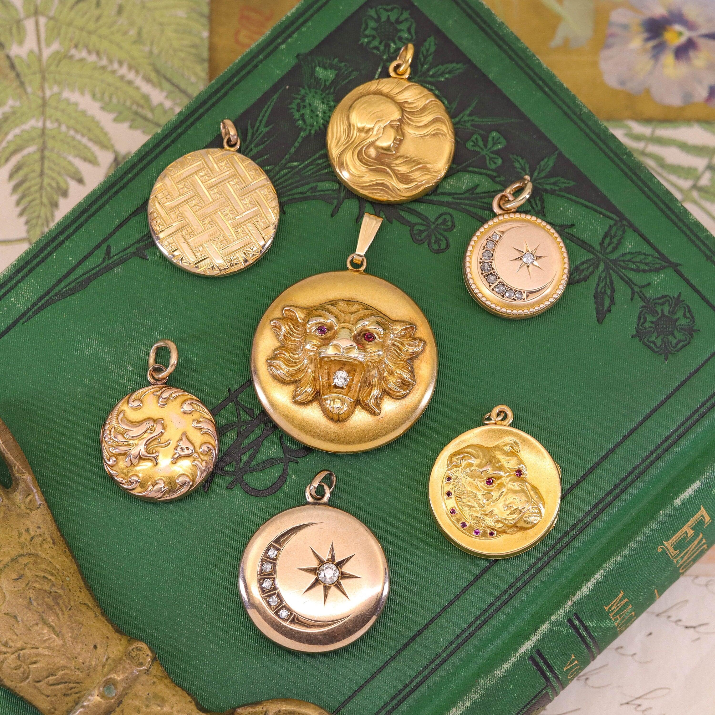 Donna Medaglione Art Nouveau in oro 10k in vendita