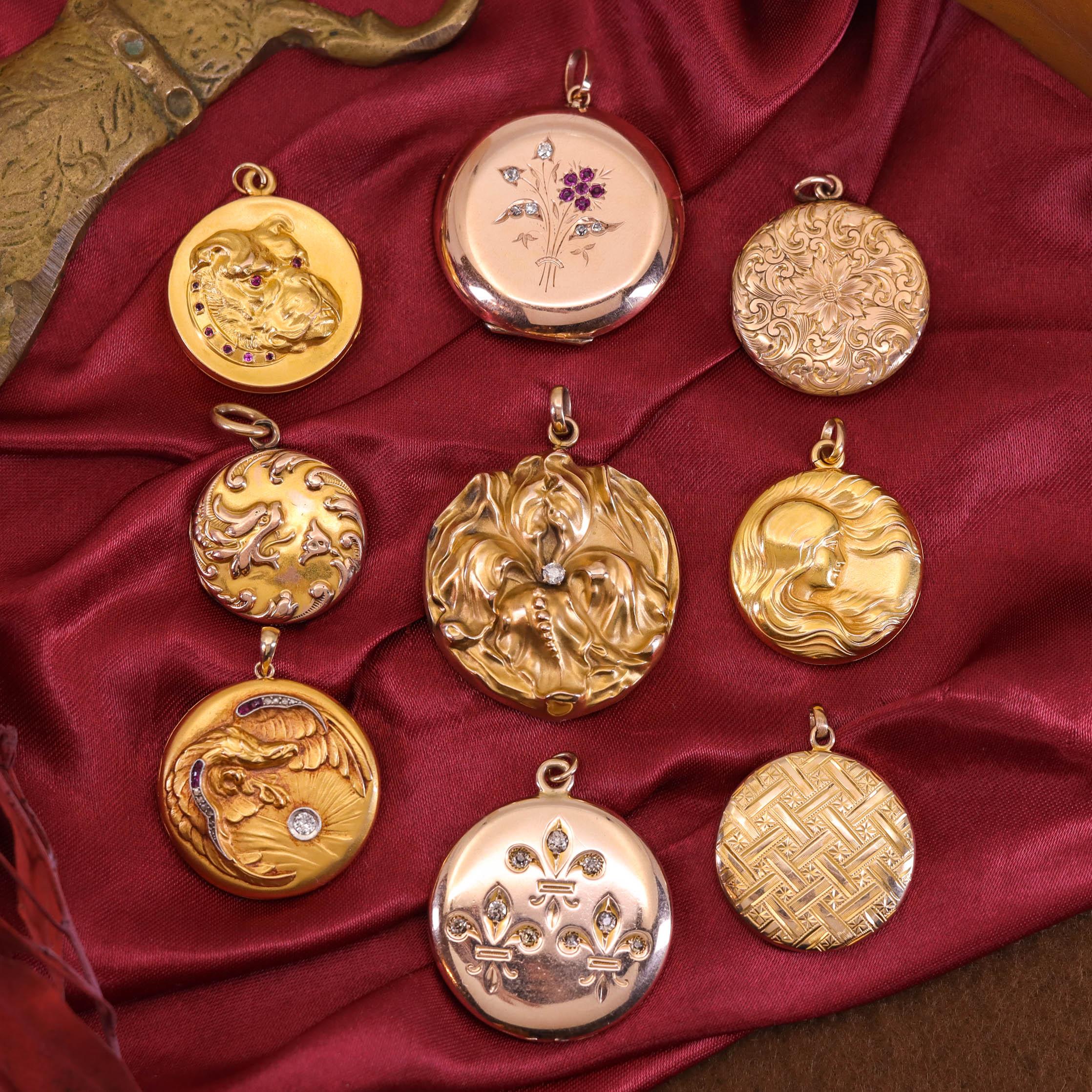 Art Nouveau Locket of 10k Gold For Sale 1