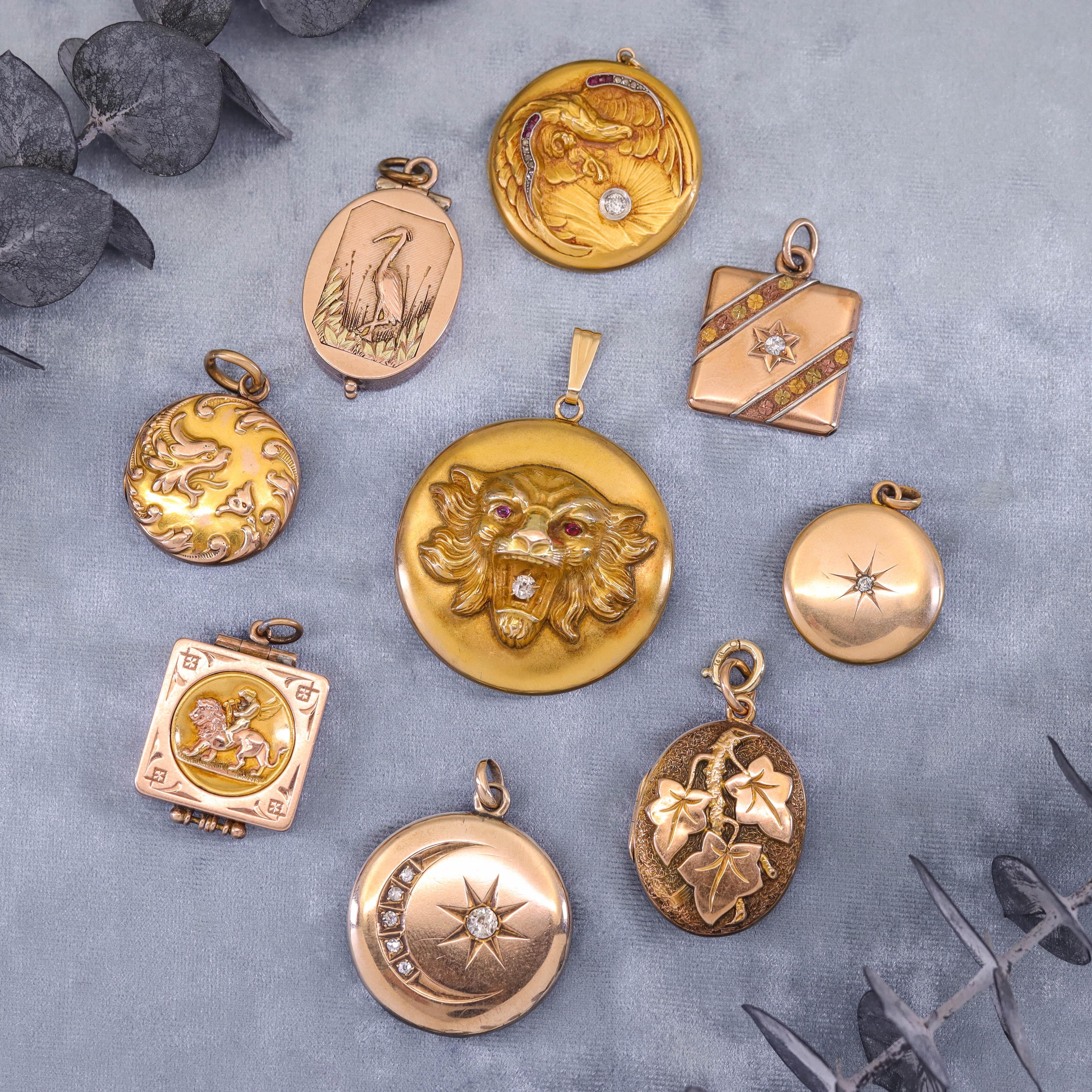 Art Nouveau Locket of 10k Gold For Sale 3
