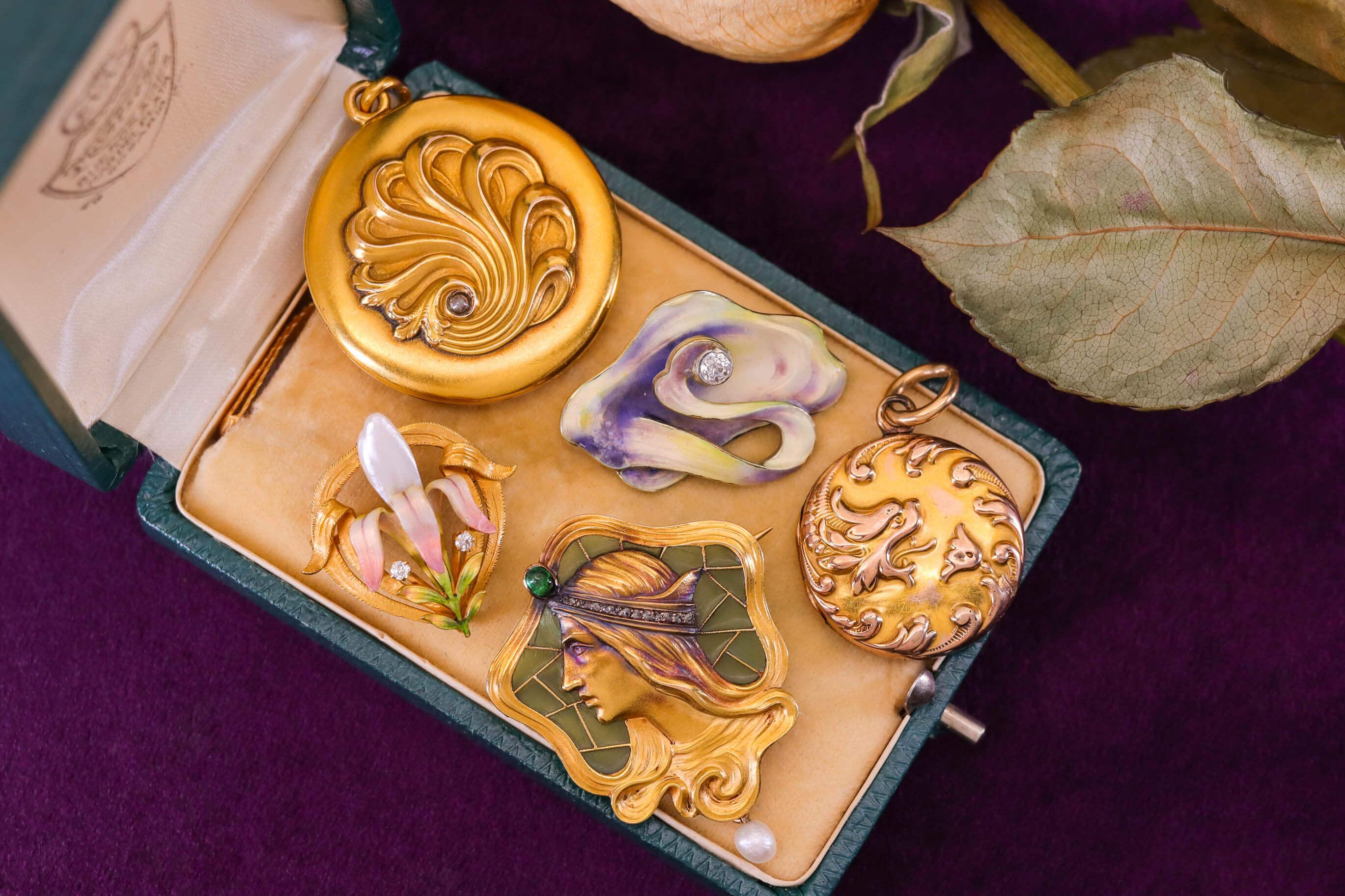 Medaglione Art Nouveau in oro 10k in vendita 3