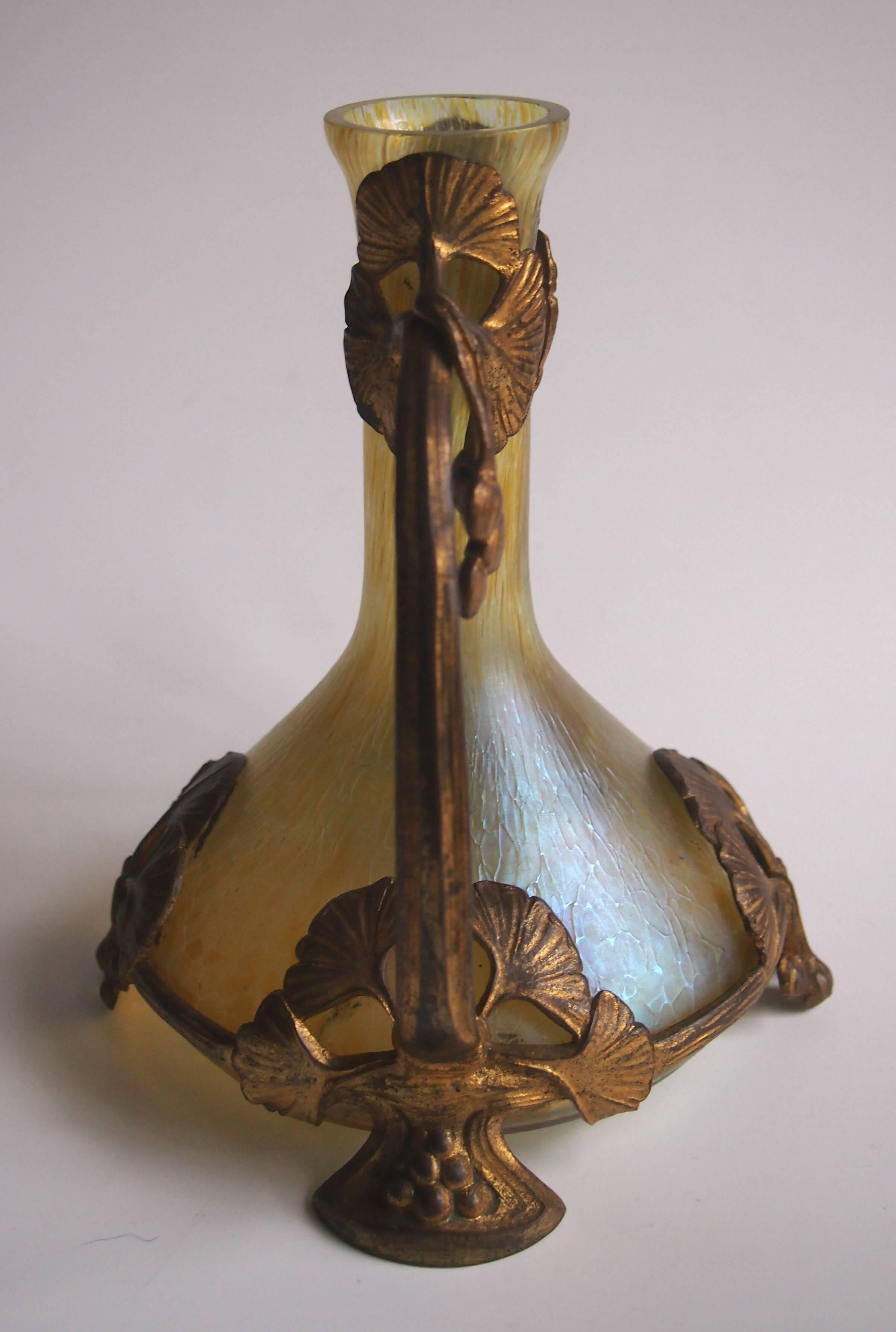 Étonnant vase Loetz Art Nouveau Candia (or sur fond transparent) Papillon (aile de papillon) à long col, monté dans un cadre métallique original décoré de feuilles et de baies de ginkgo classiques. Nous n'avons jamais vu ce cadre métallique