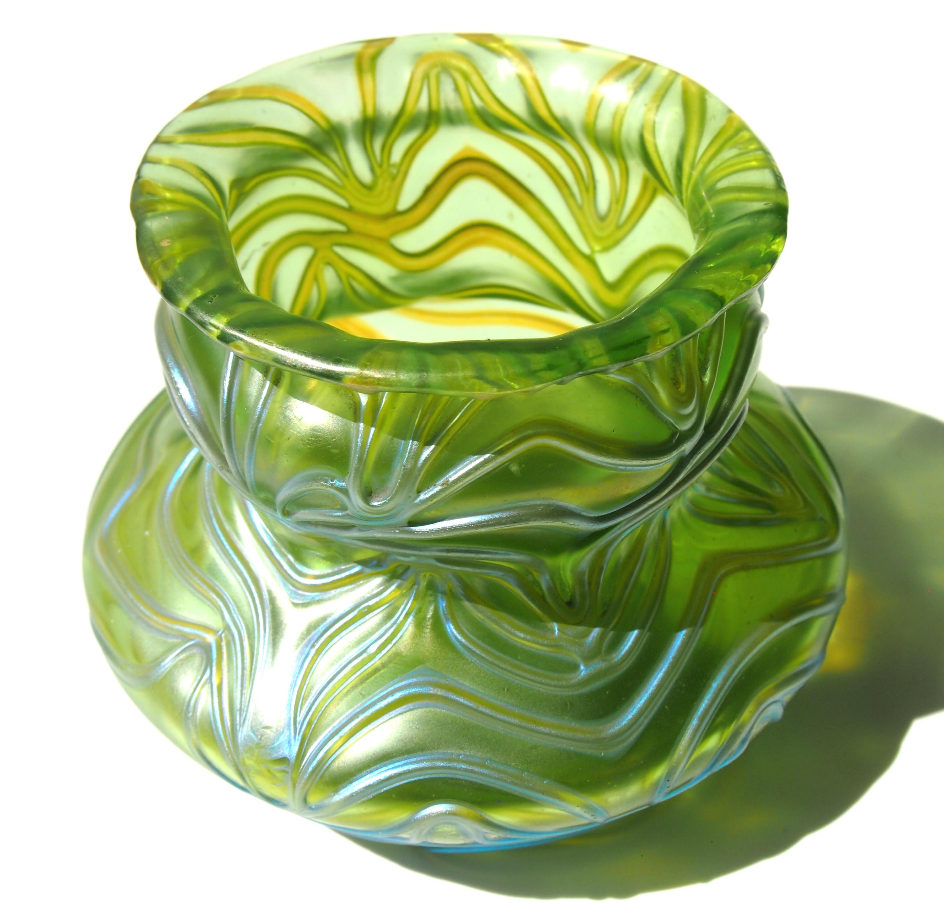 Art nouveau Vase en verre Art Nouveau de Bohème Loetz Crete Formosa