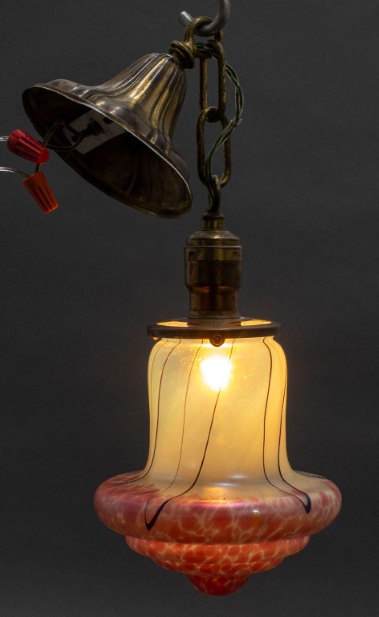 Österreichische Jugendstil-Hängelampe, um 1900, der Loetz-Hängeschirm aus opalisierendem Glas mit gezogenem Rippenmuster, die abgestufte, umgekehrte Bienenstock-Glasform ist karminrot gesprenkelt und mit Öltropfen versehen.

Händler: S138XX