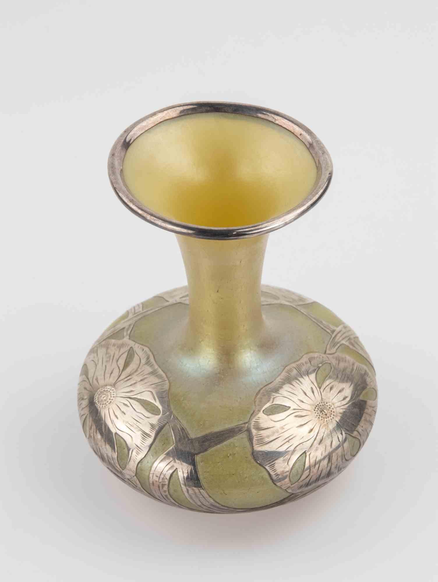 Art Nouveau Loetz Glass vase with Alvin Silver Overlay, realized in Austria in 1900/1910.

Very good condition.
