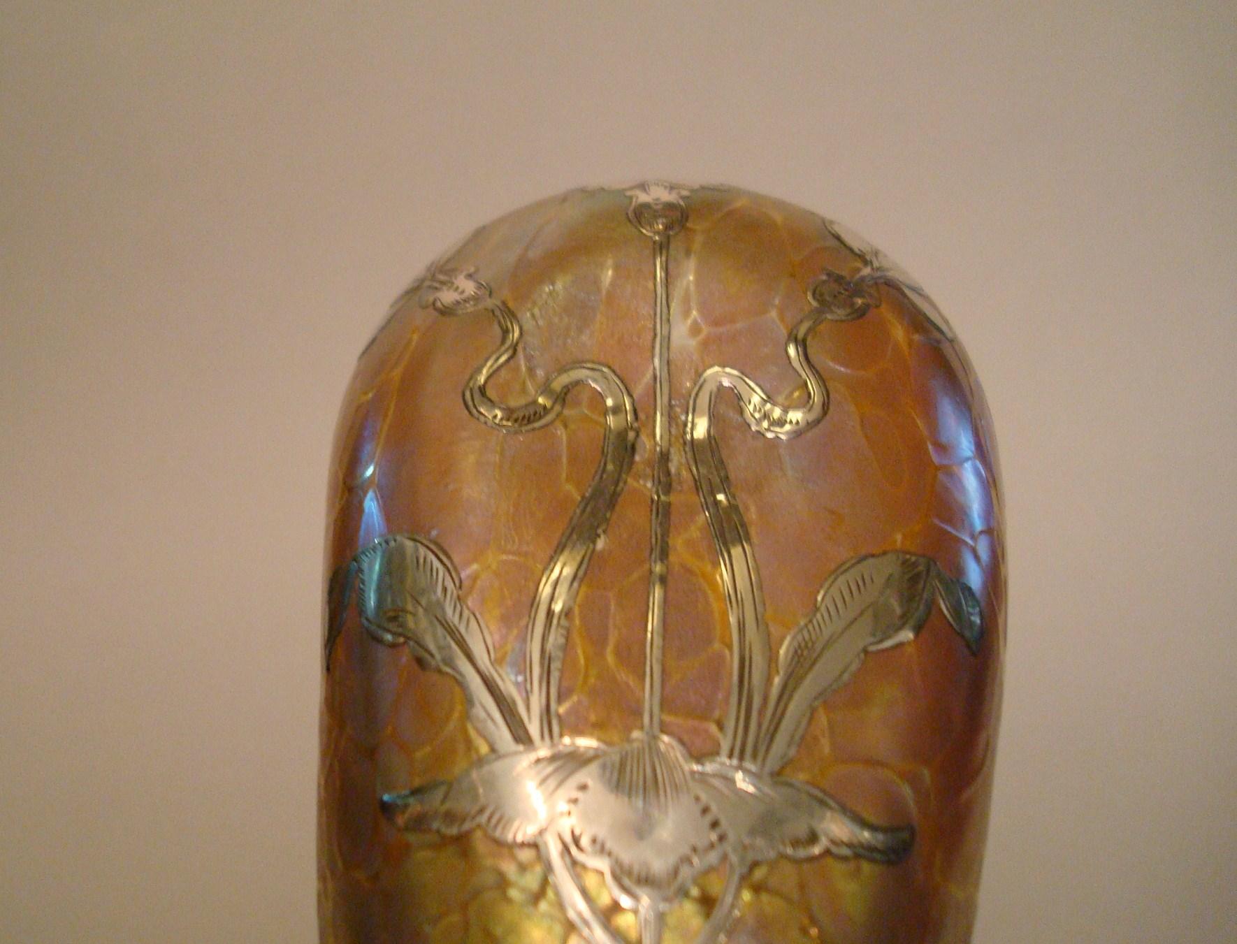 Autrichien Vase en verre irisé Loetz Art Nouveau avec incrustation d'argent en vente
